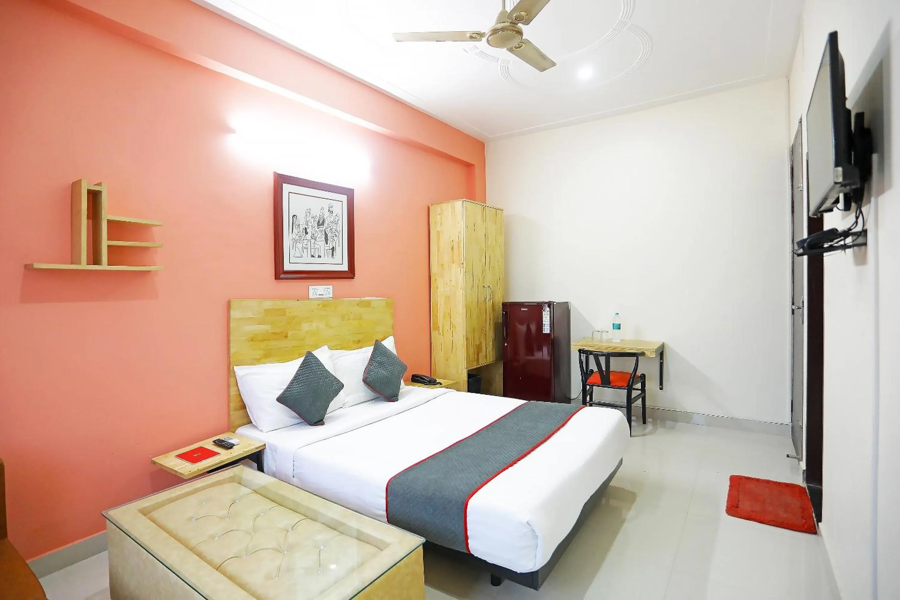 Bedroom, Bed in Super Townhouse Cloud Bay, Near Genpact, Sector-69, Gurgaon