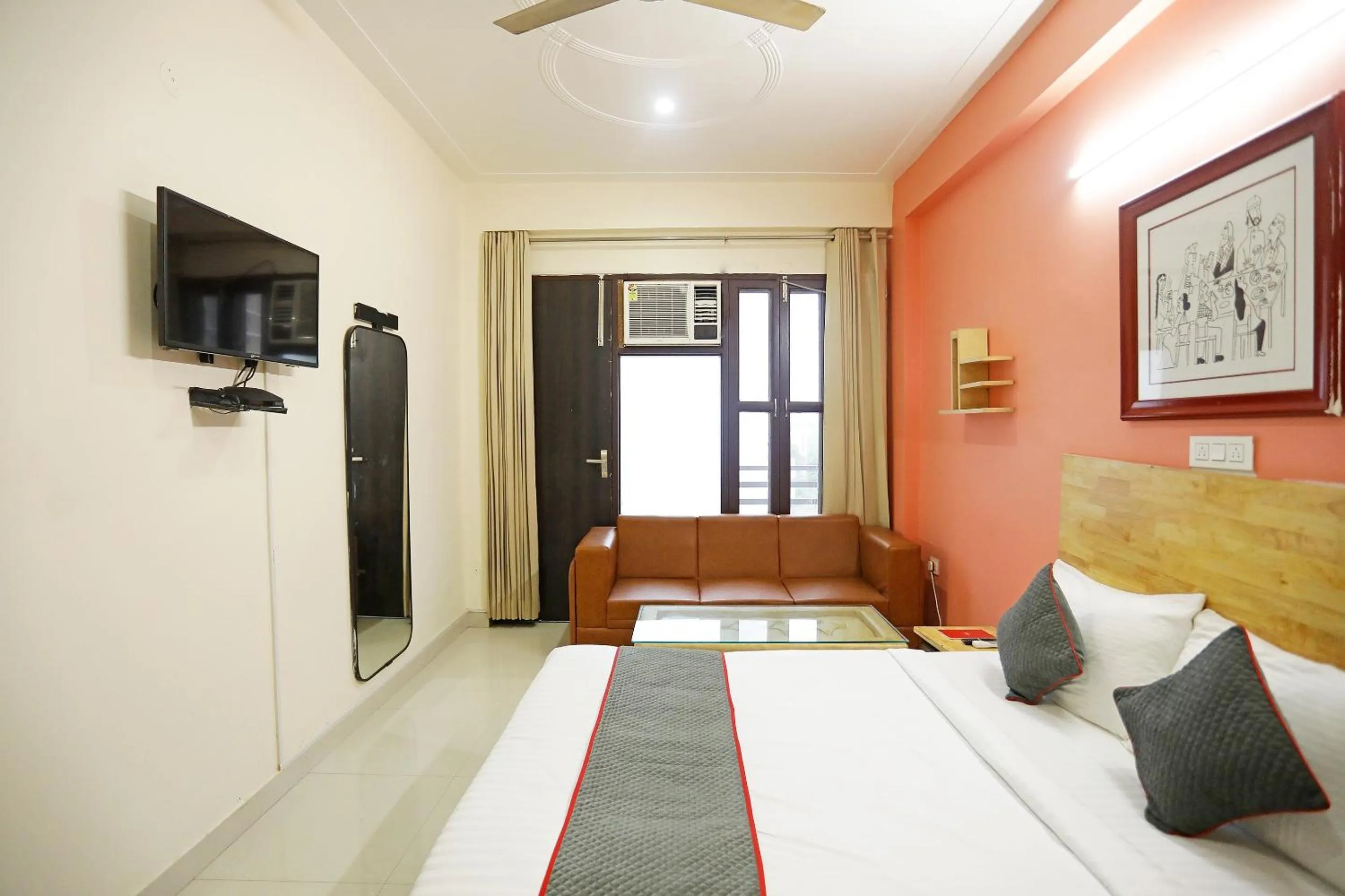 Bedroom, Bed in Super Townhouse Cloud Bay, Near Genpact, Sector-69, Gurgaon