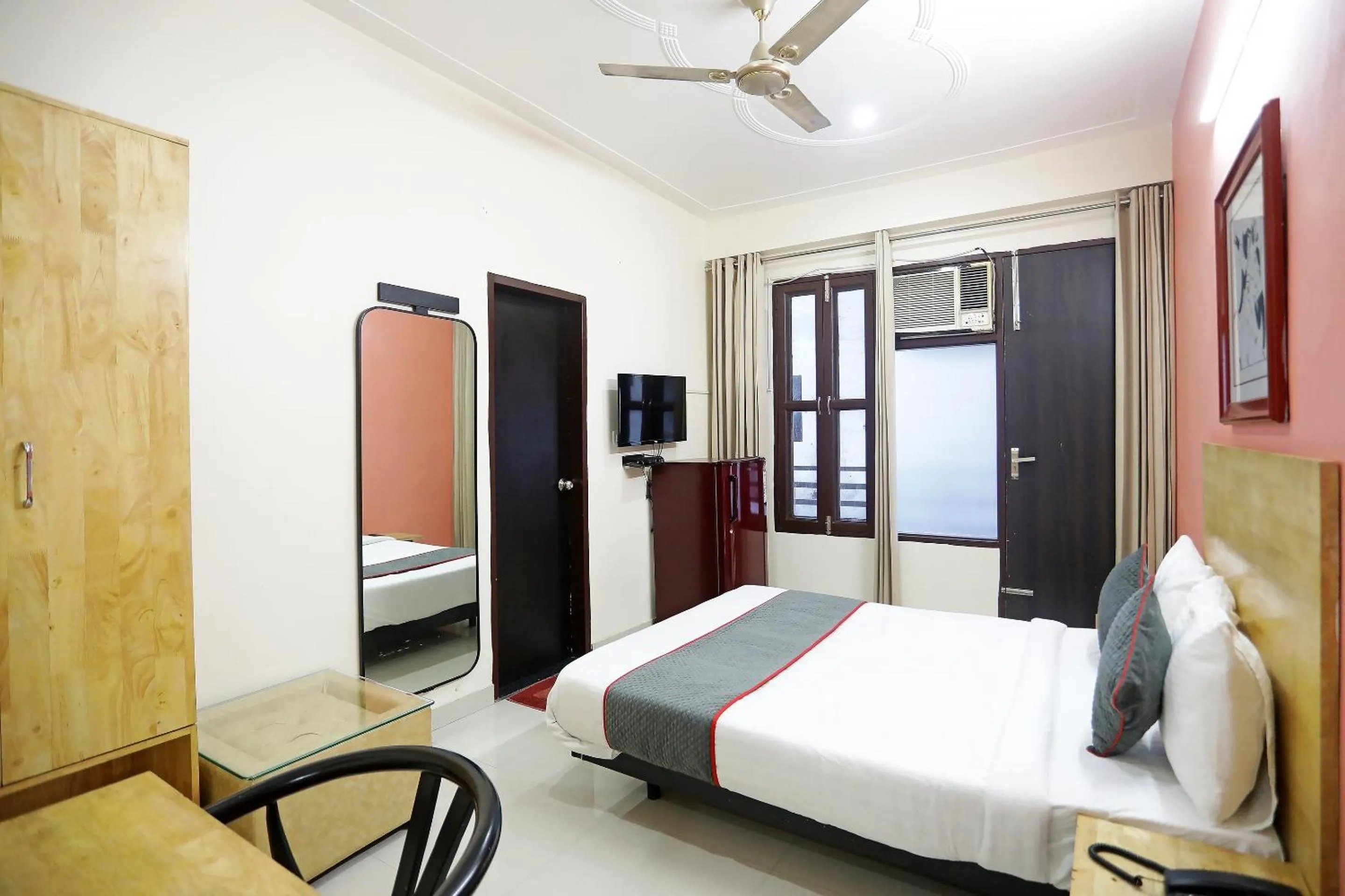 Bedroom, Bed in Super Townhouse Cloud Bay, Near Genpact, Sector-69, Gurgaon