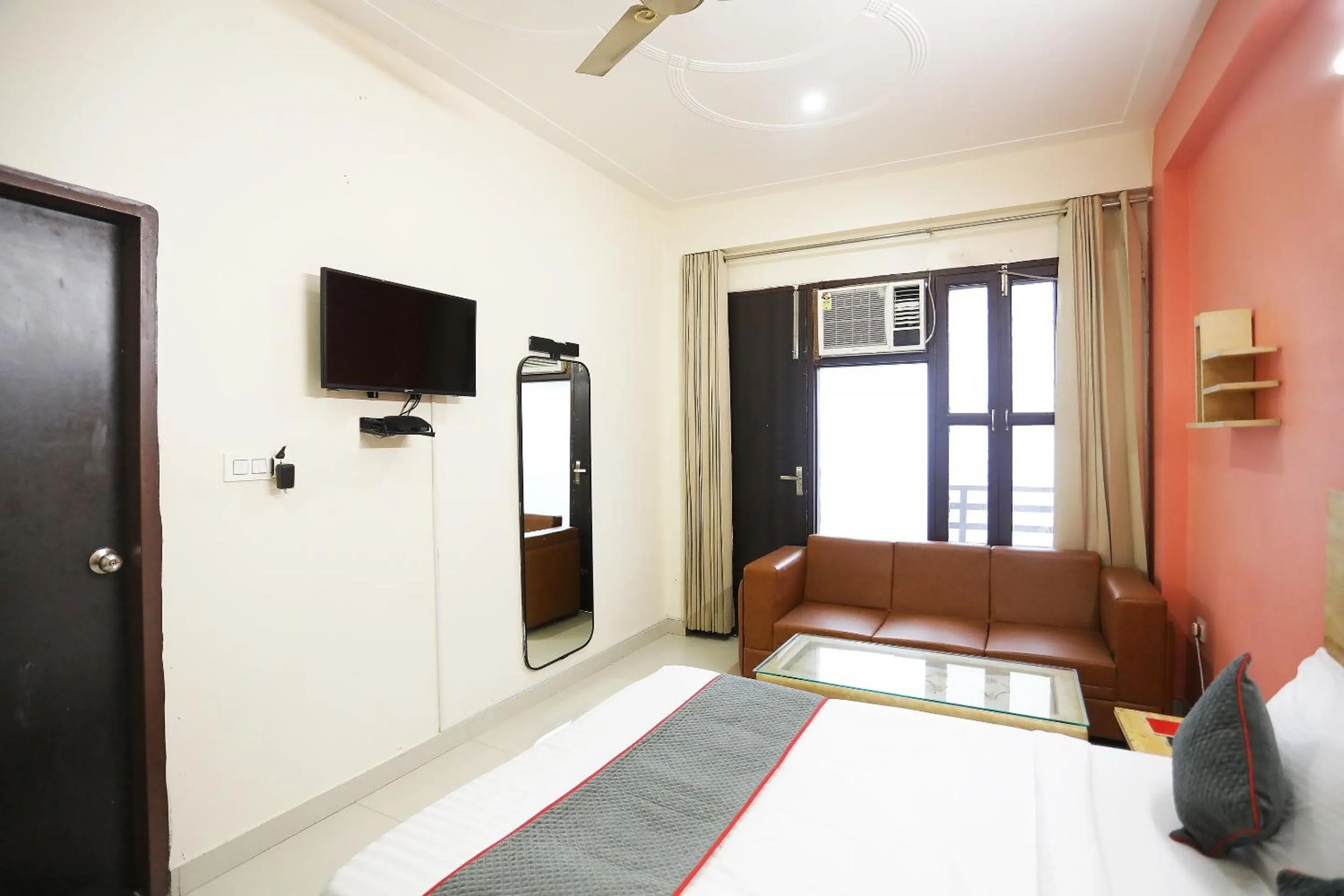 Bedroom, Bed in Super Townhouse Cloud Bay, Near Genpact, Sector-69, Gurgaon