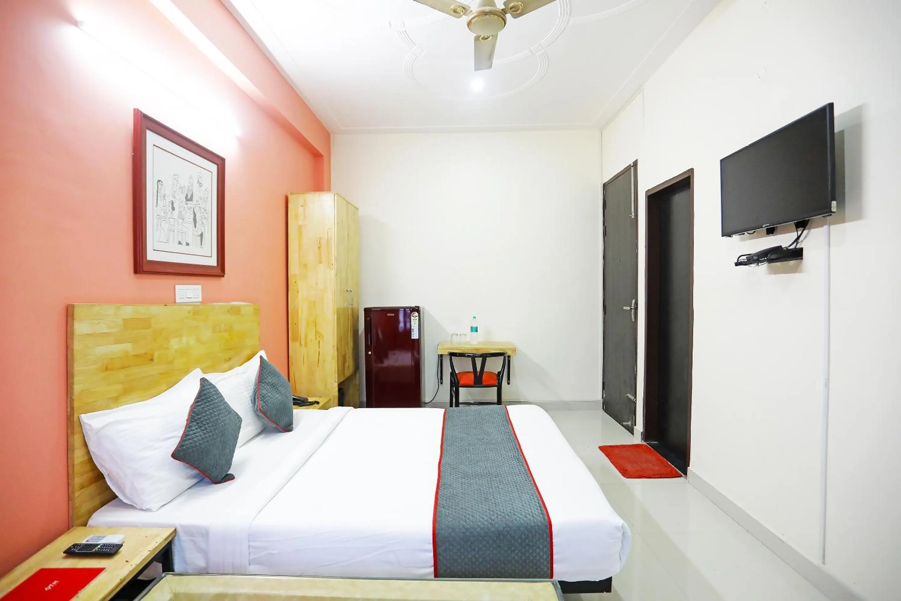 Bedroom, Bed in Super Townhouse Cloud Bay, Near Genpact, Sector-69, Gurgaon