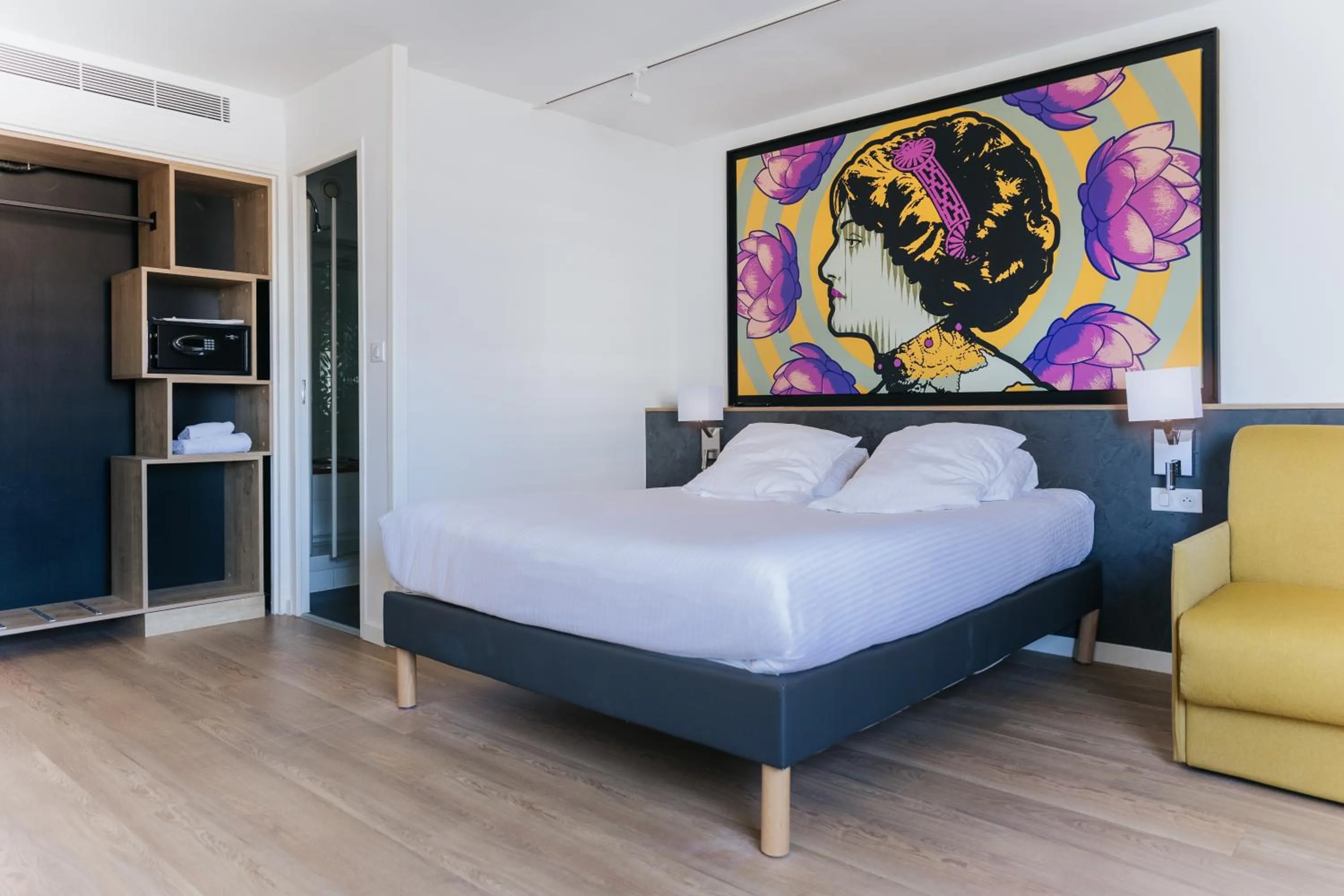 Photo of the whole room, Bed in Le Drip's