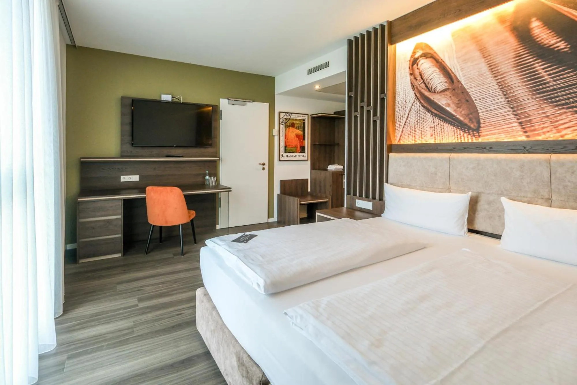 Photo of the whole room, Bed in Tools Hotel Laichingen