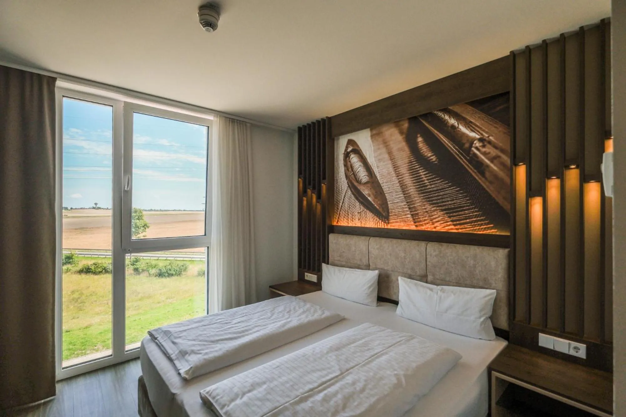 Photo of the whole room, Bed in Tools Hotel Laichingen