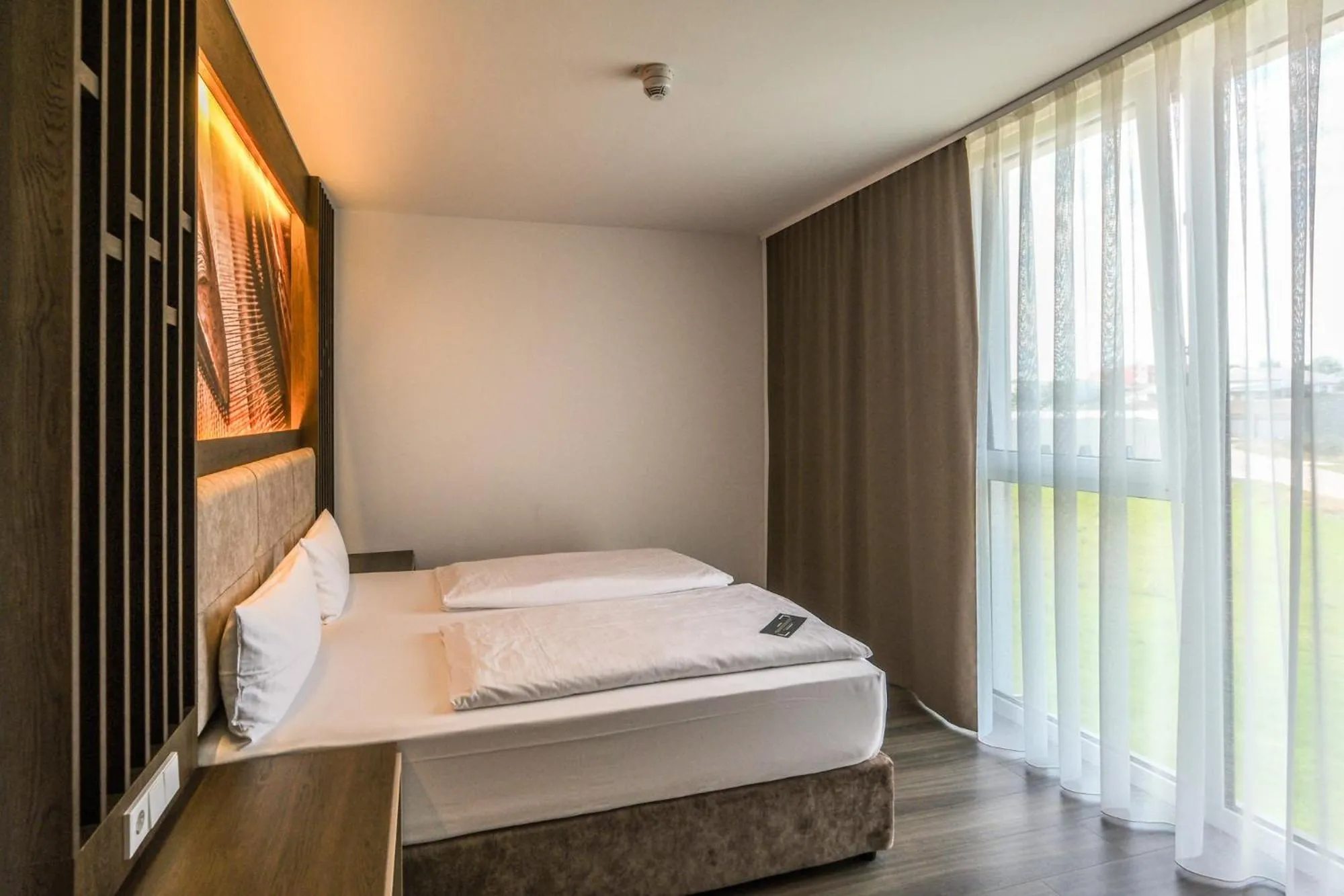 Photo of the whole room, Bed in Tools Hotel Laichingen