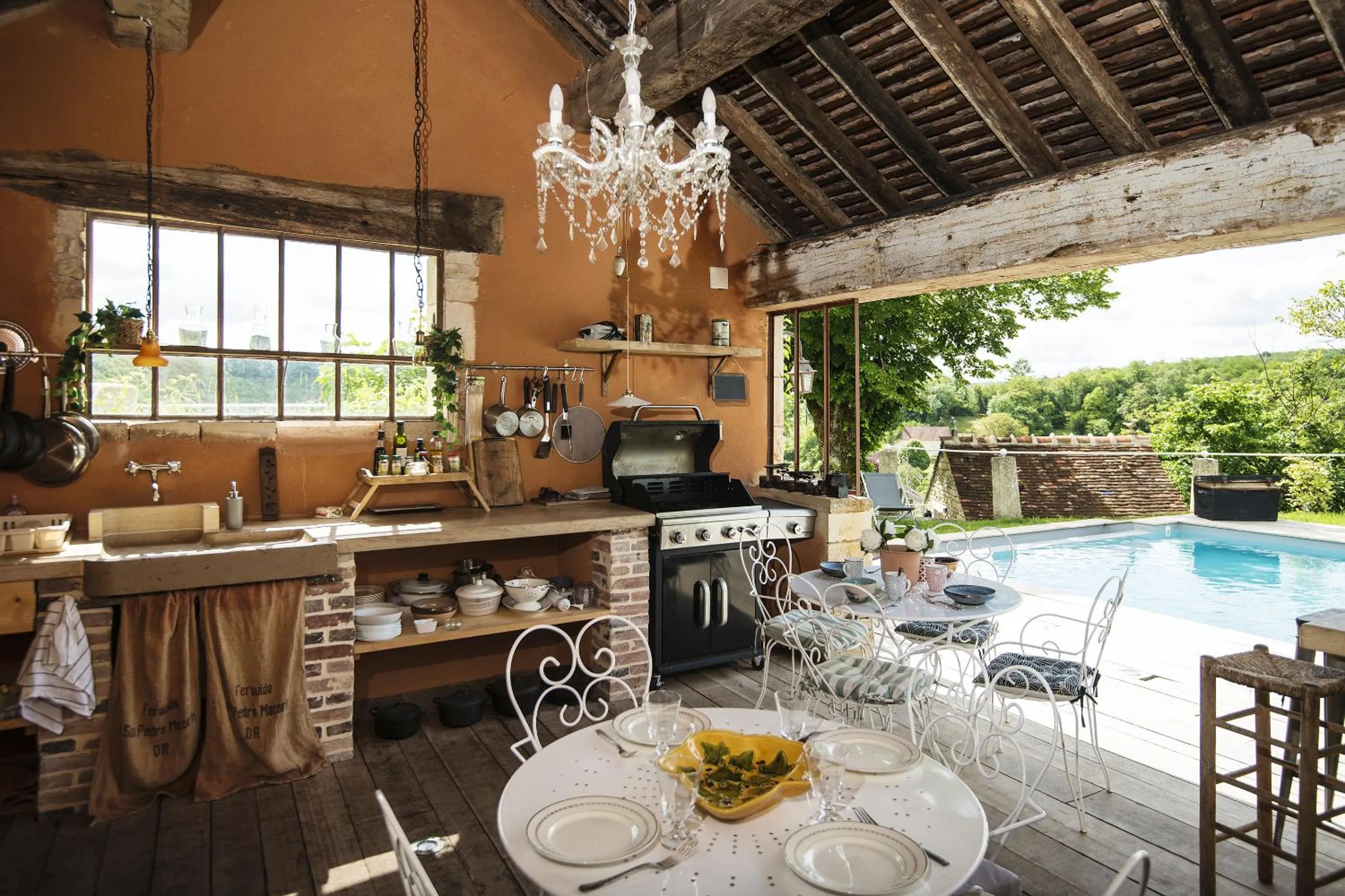 Pool view in Le Domaine des Carriers