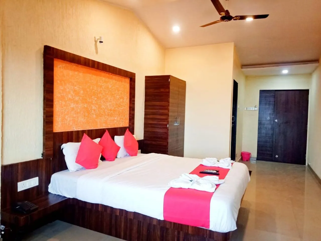 Bed in Shivneri Holiday Resort