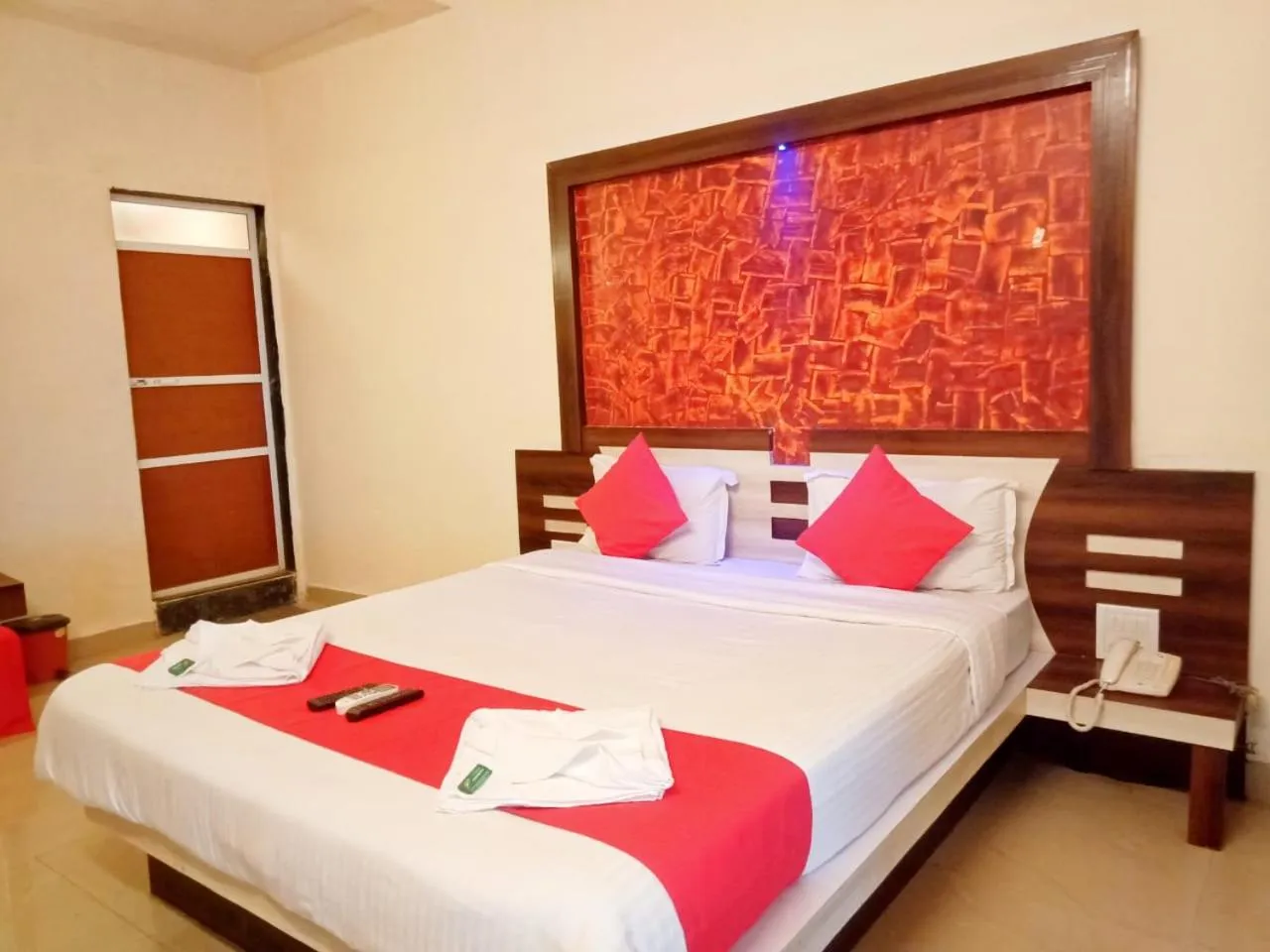 Bed in Shivneri Holiday Resort