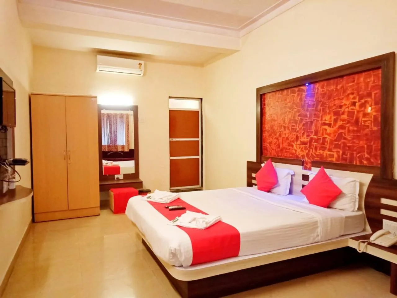 Bedroom, Bed in Shivneri Holiday Resort