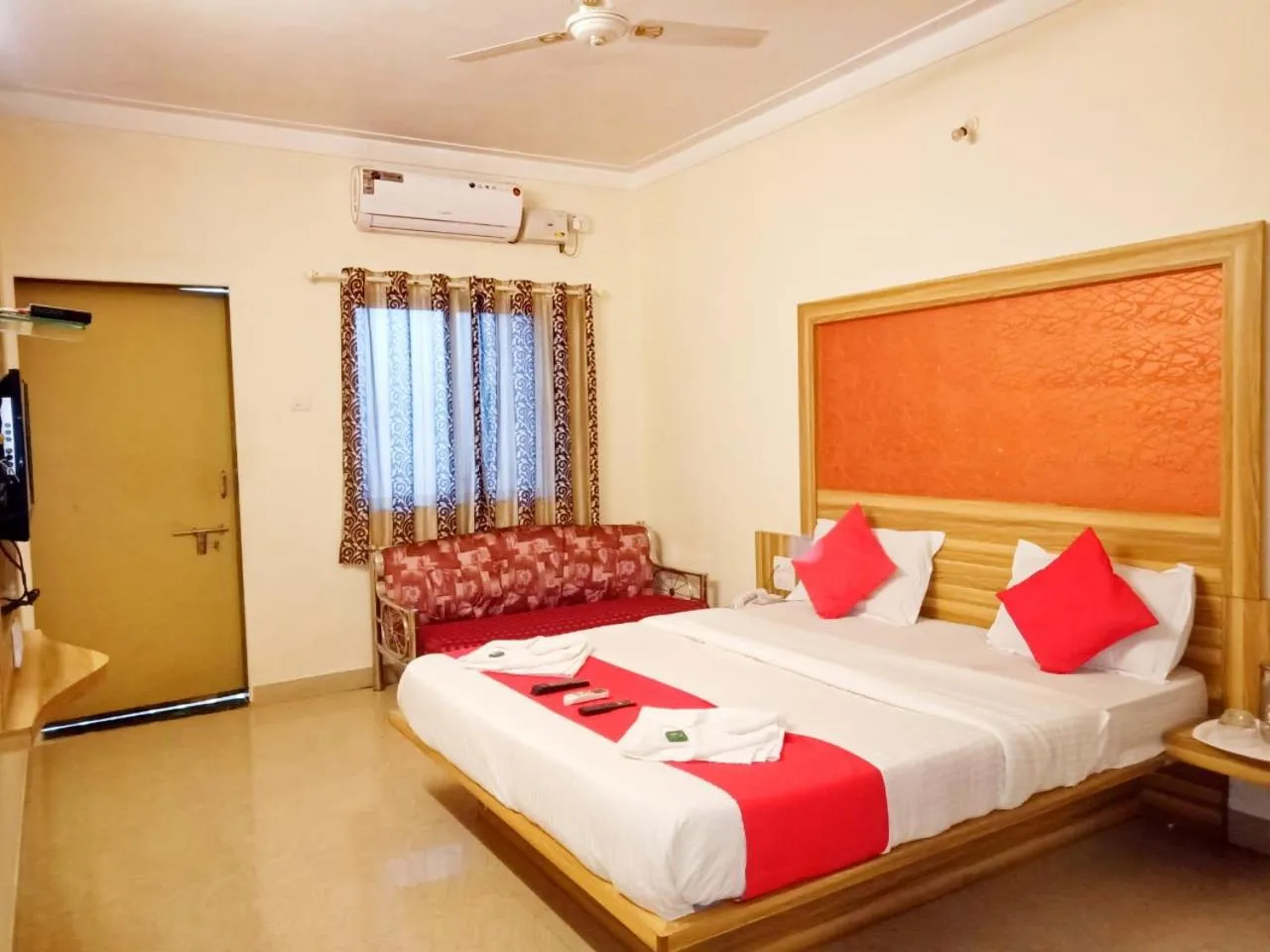 Bed in Shivneri Holiday Resort