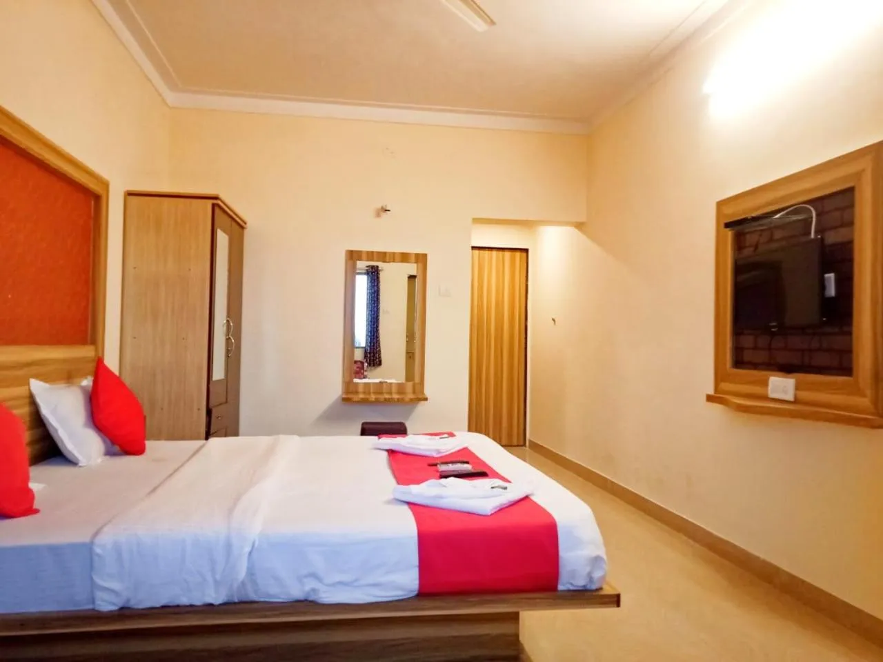 Bed in Shivneri Holiday Resort