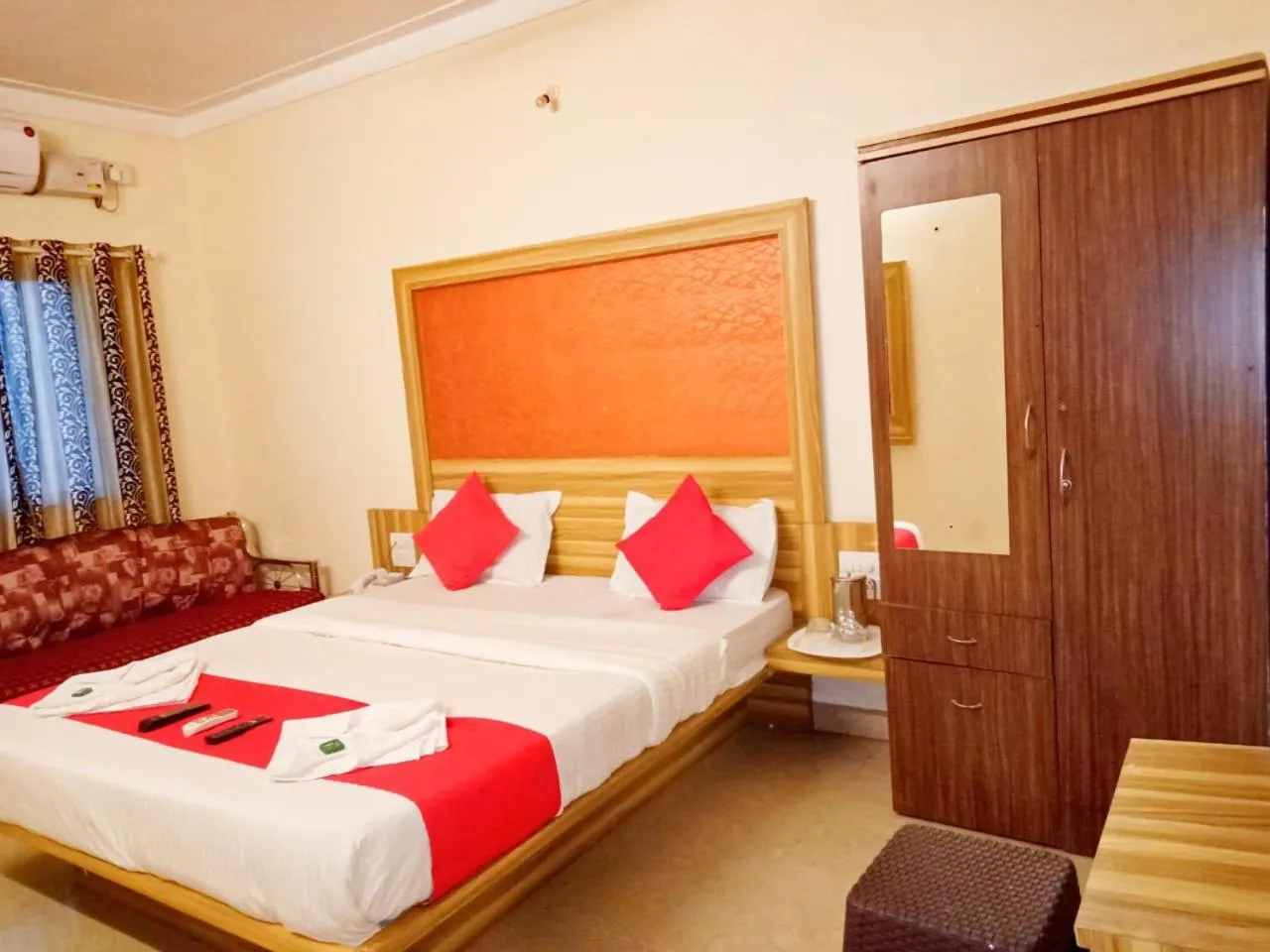 Bed in Shivneri Holiday Resort