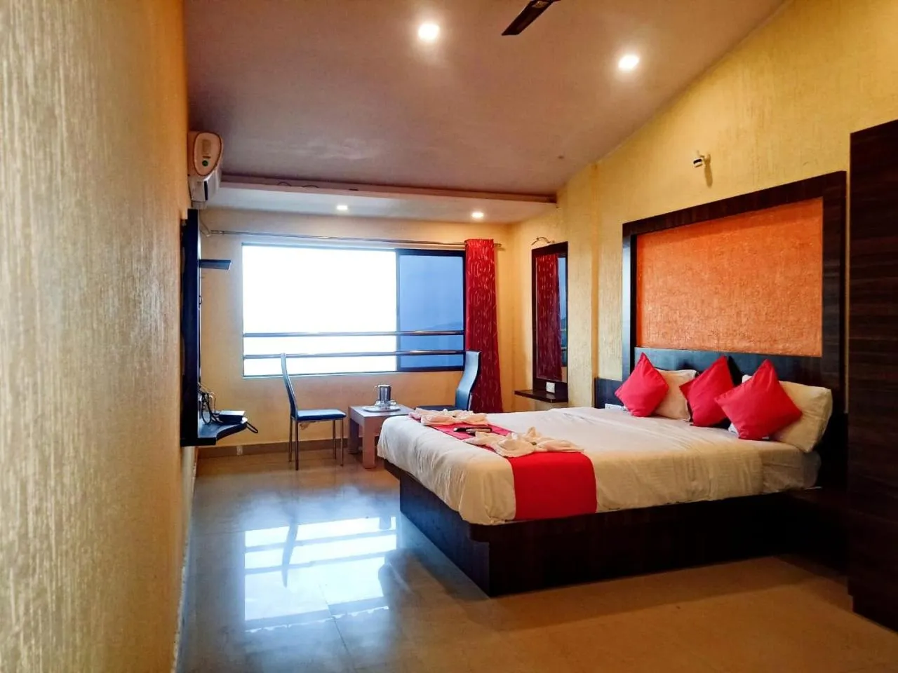 Bed in Shivneri Holiday Resort