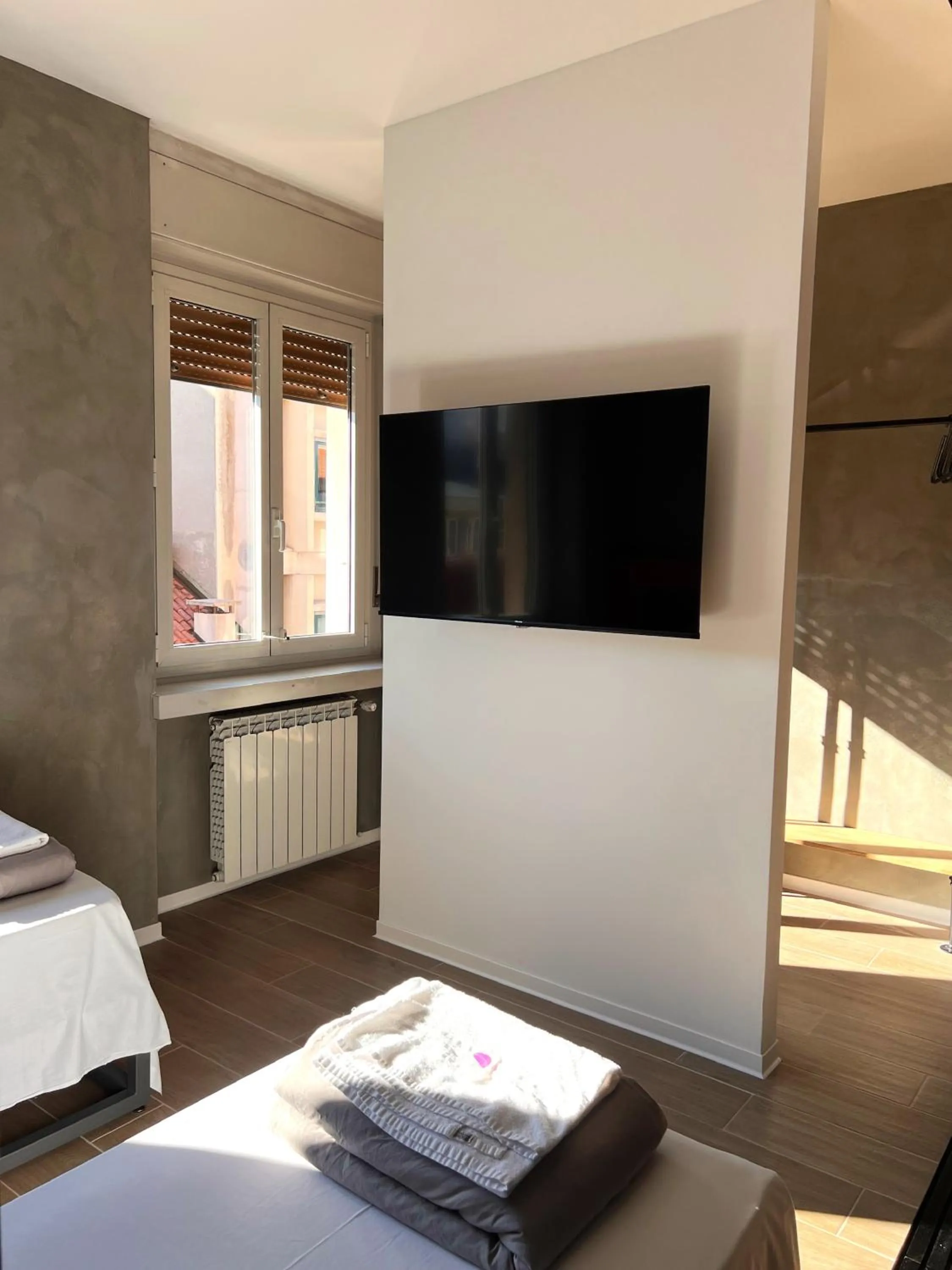 TV and multimedia, Bed in Hotello Trieste