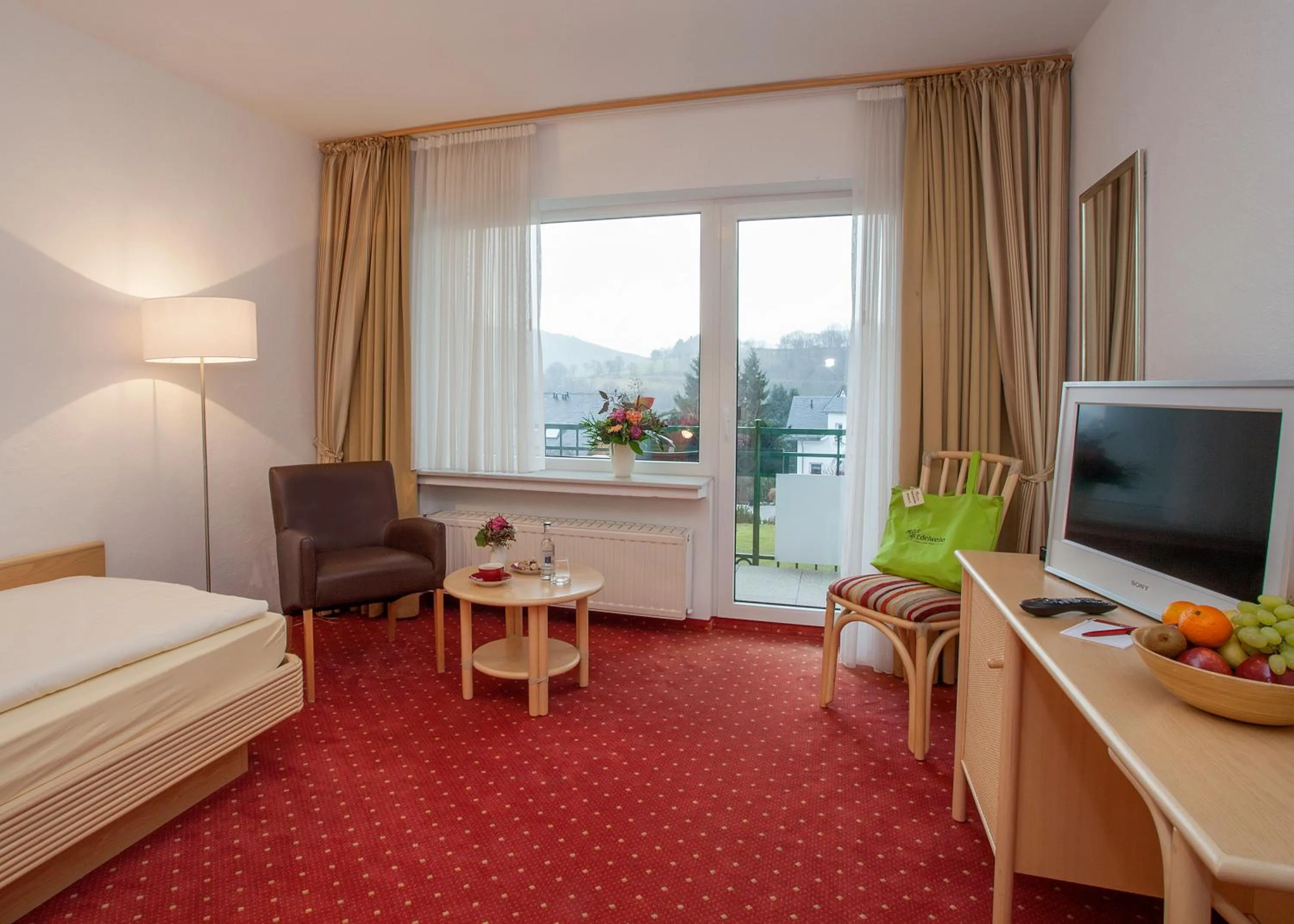Photo of the whole room, Bed in Hotel & Ferienappartements Edelweiss
