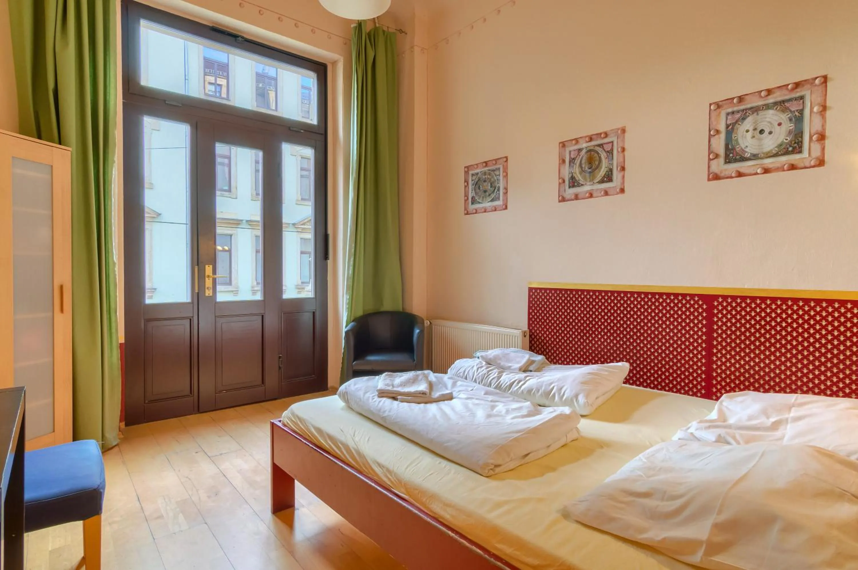 Balcony/Terrace, Bed in Hostel Mondpalast