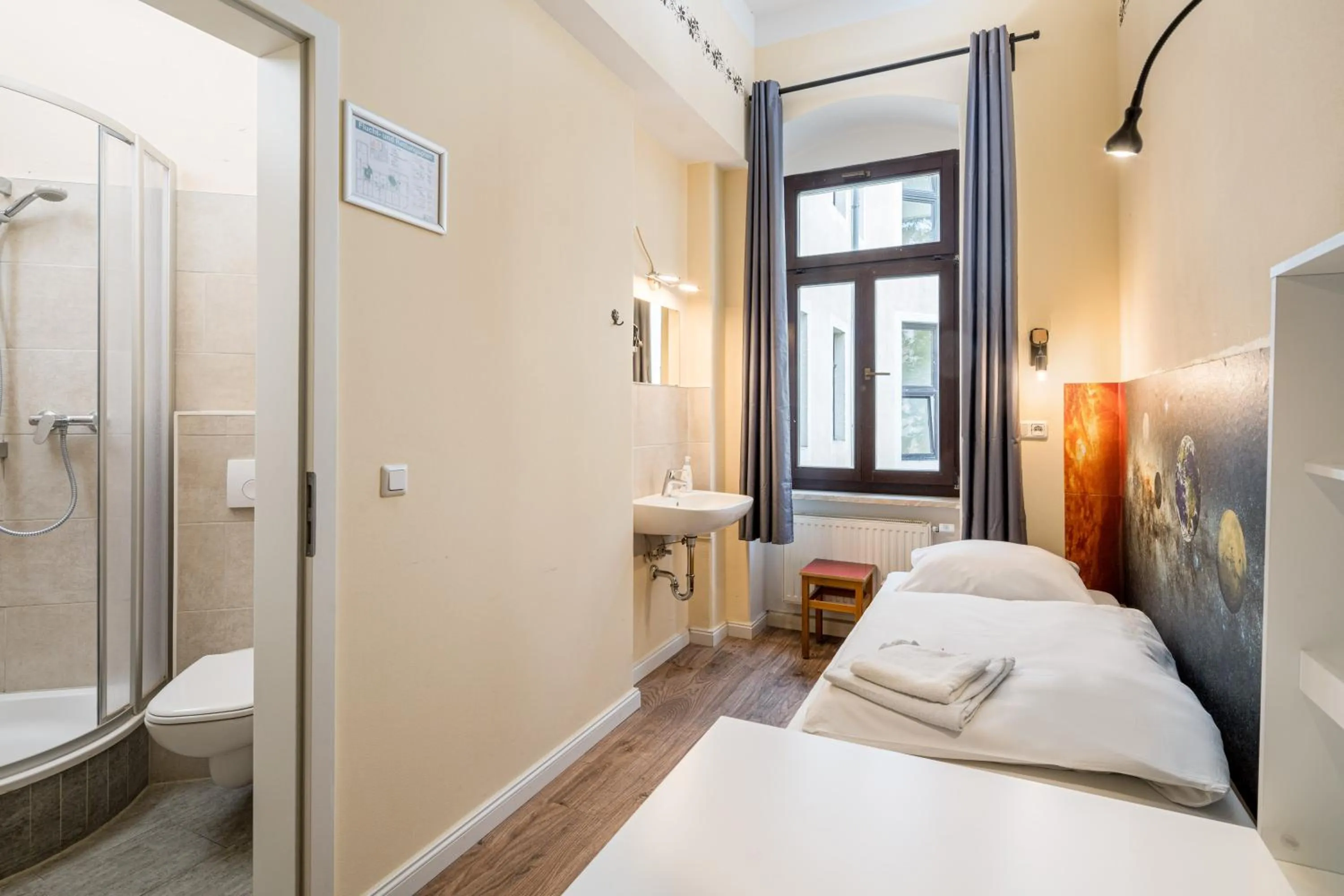 Shower, Bed in Hostel Mondpalast