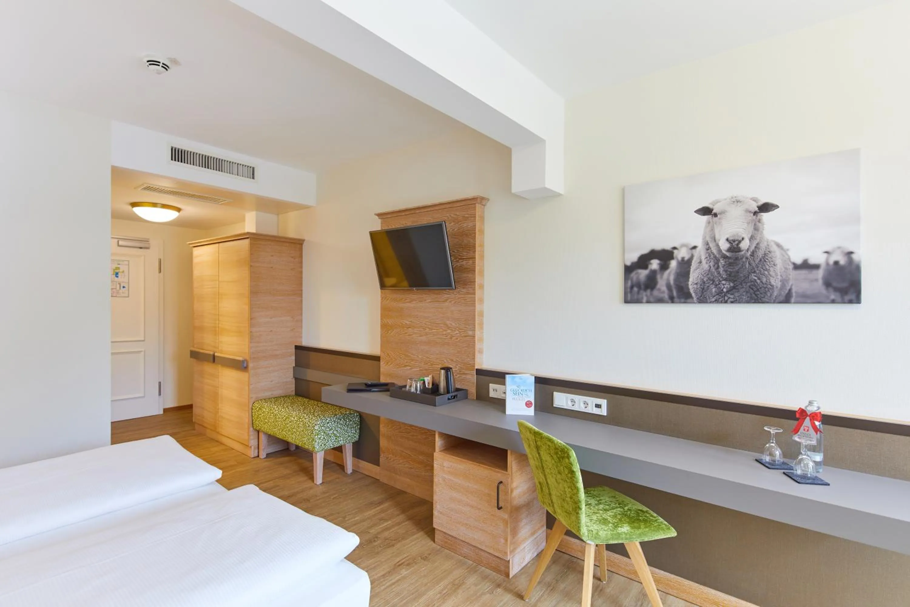 TV and multimedia, Bed in Landgasthof Hotel Hess