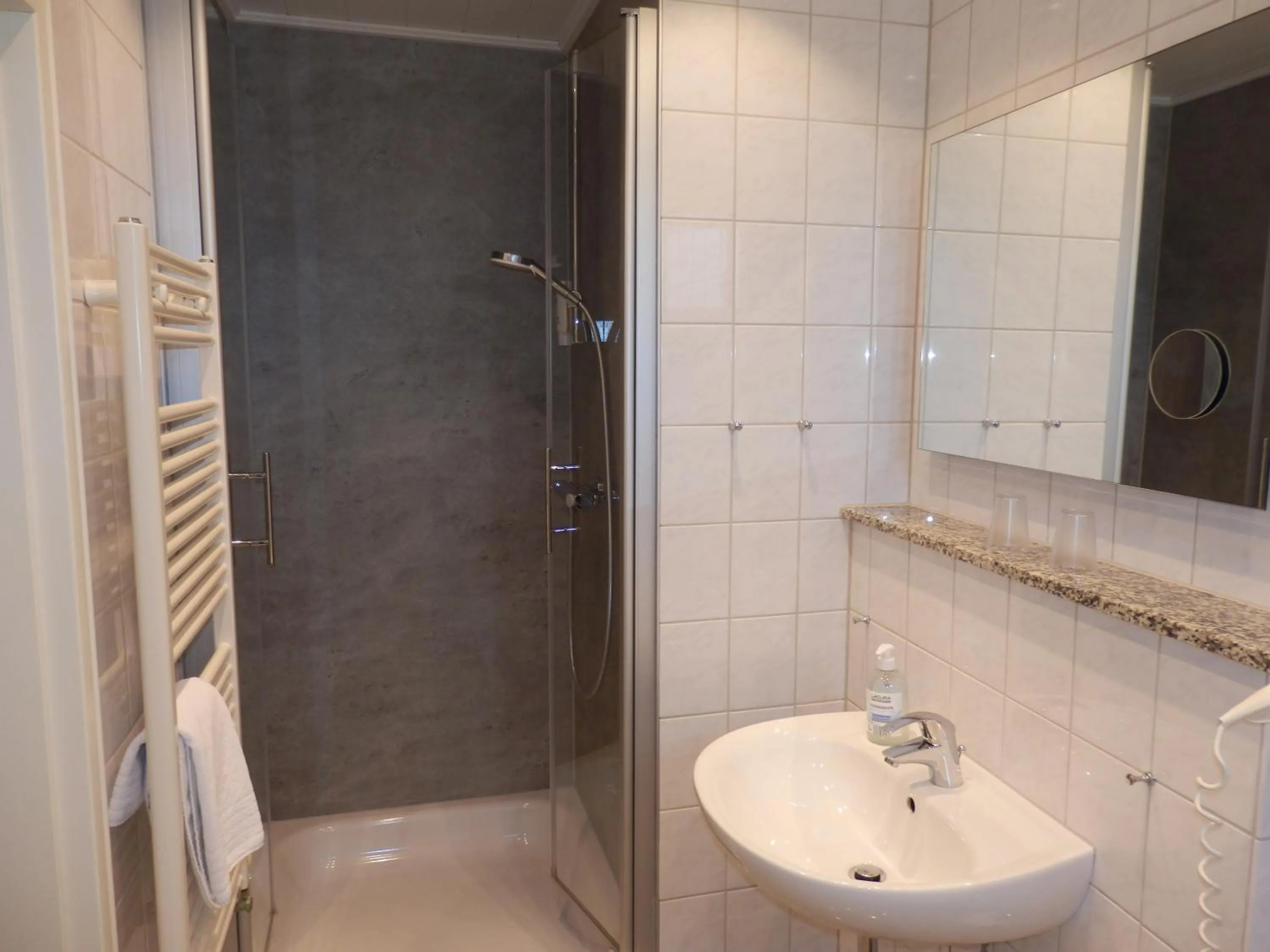 Shower in Hotel Bellevue