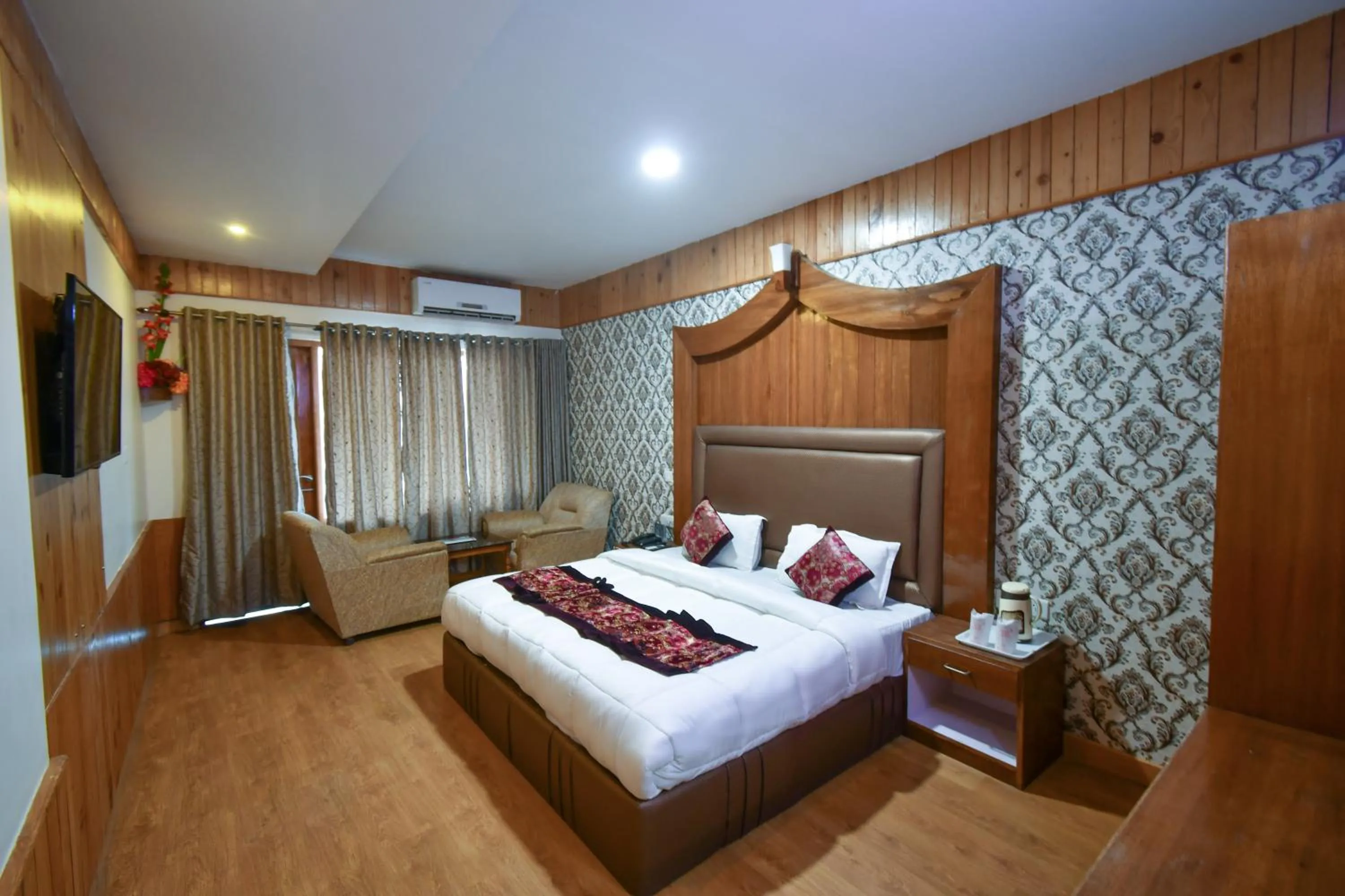 Photo of the whole room, Bed in Manali Valley Resort