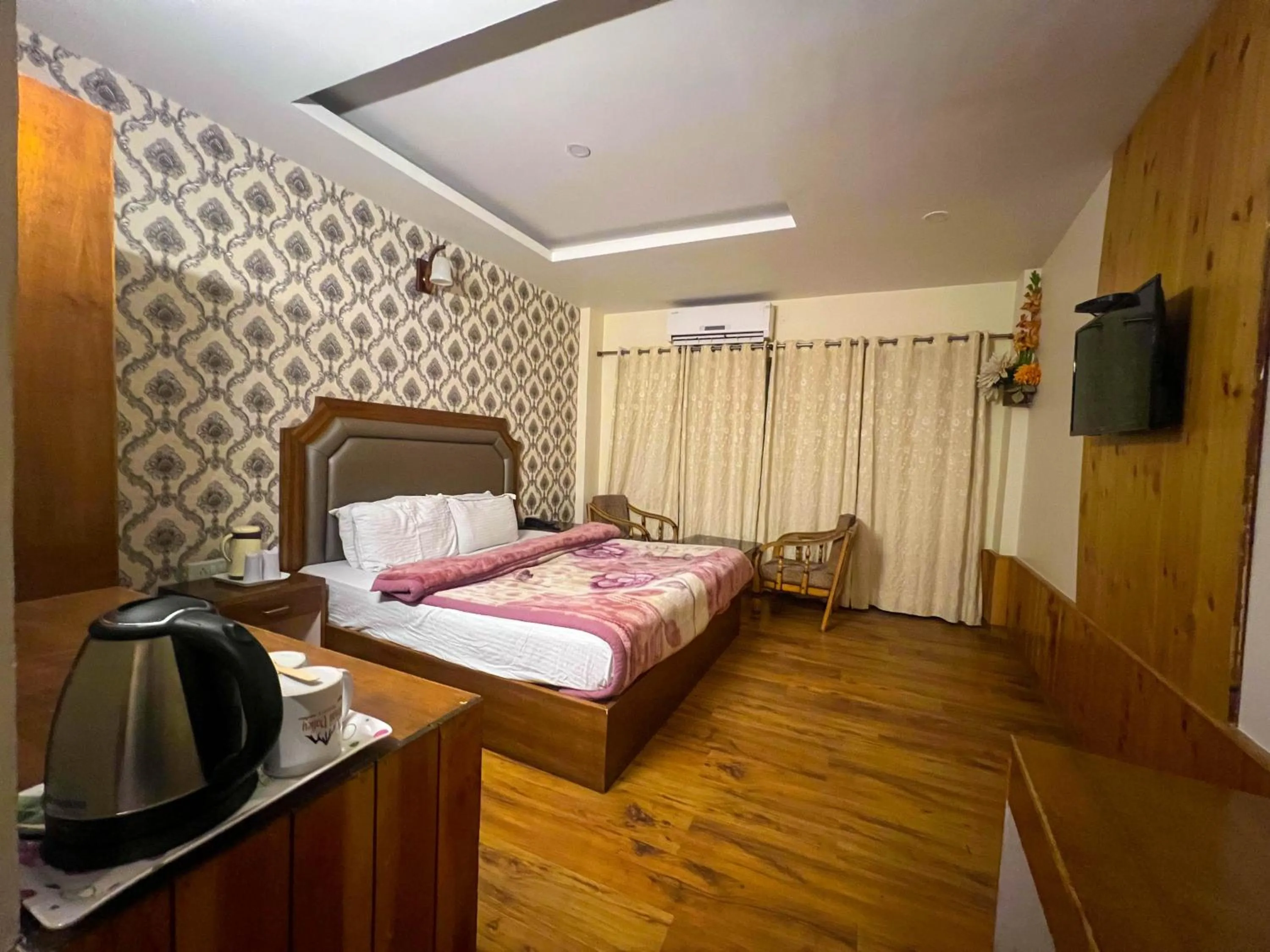 TV and multimedia, Bed in Manali Valley Resort