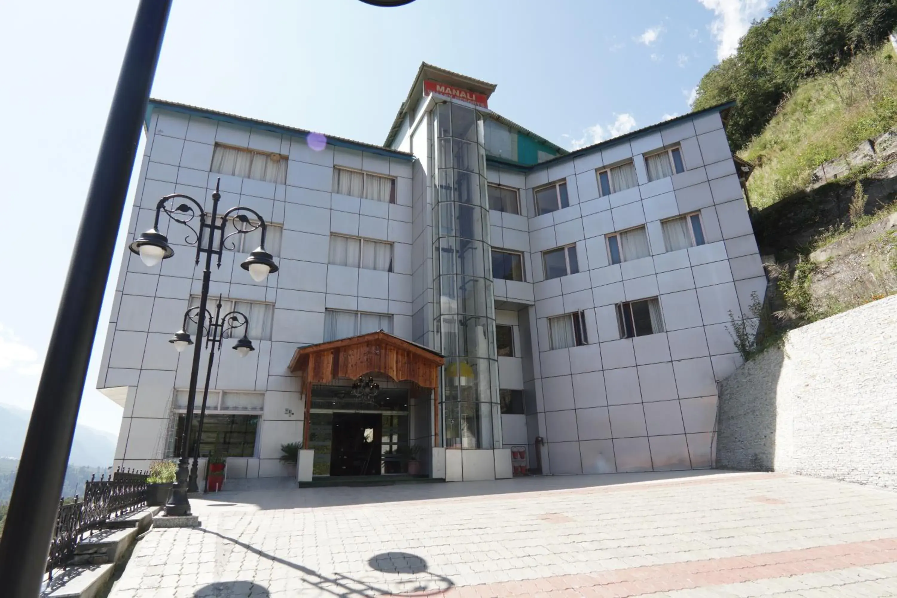 Facade/entrance in Manali Valley Resort Facade/entrance in Manali Valley Resort