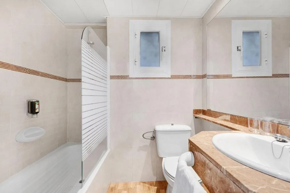 Shower in ROC Oberoy - Adults Only