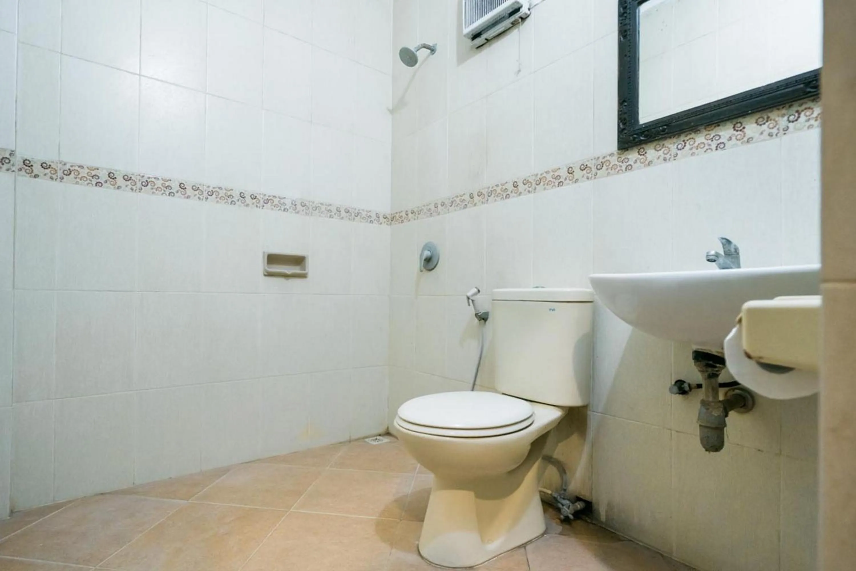 Shower in Urbanview Hotel Ananda Beach Sanur