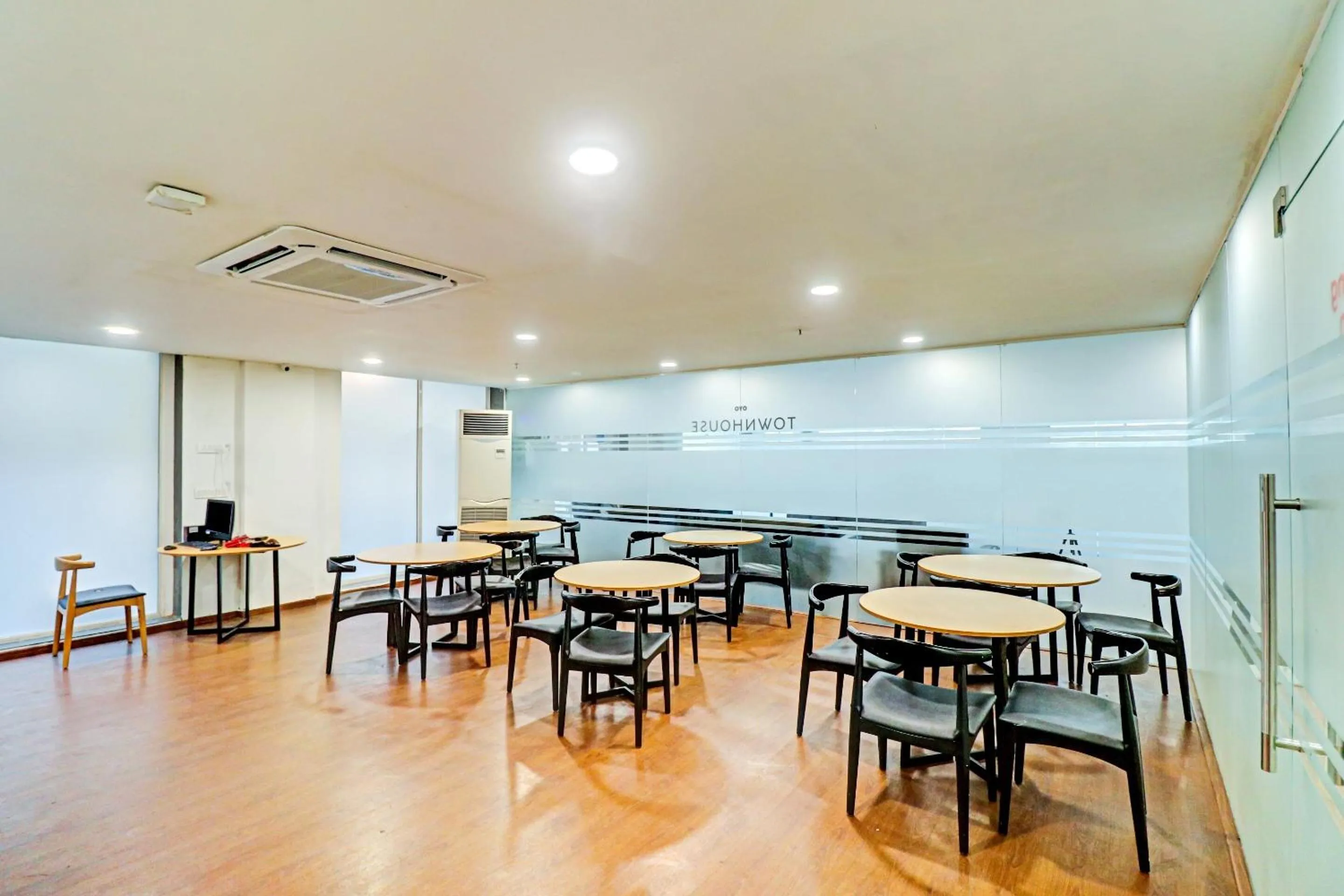 Restaurant/places to eat in Super Townhouse Sector 30 Near Botanic Garden of Indian Republic