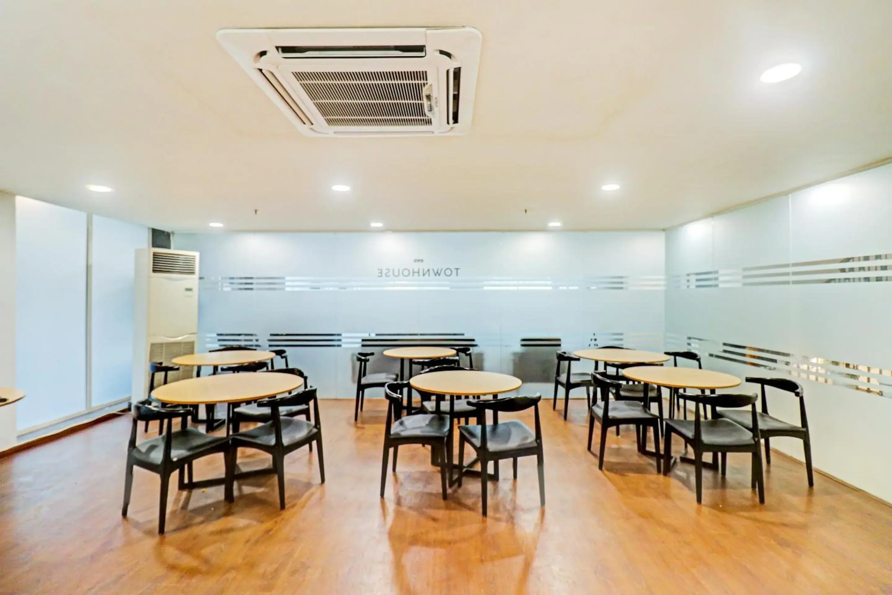 Restaurant/places to eat in Super Townhouse Sector 30 Near Botanic Garden of Indian Republic Restaurant/places to eat in Super Townhouse Sector 30 Near Botanic Garden of Indian Republic