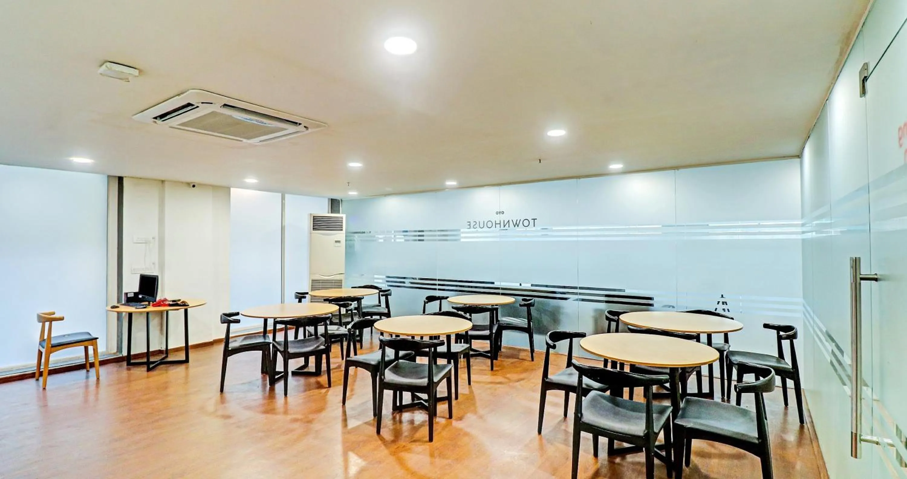 Restaurant/places to eat in Super Townhouse Sector 30 Near Botanic Garden of Indian Republic