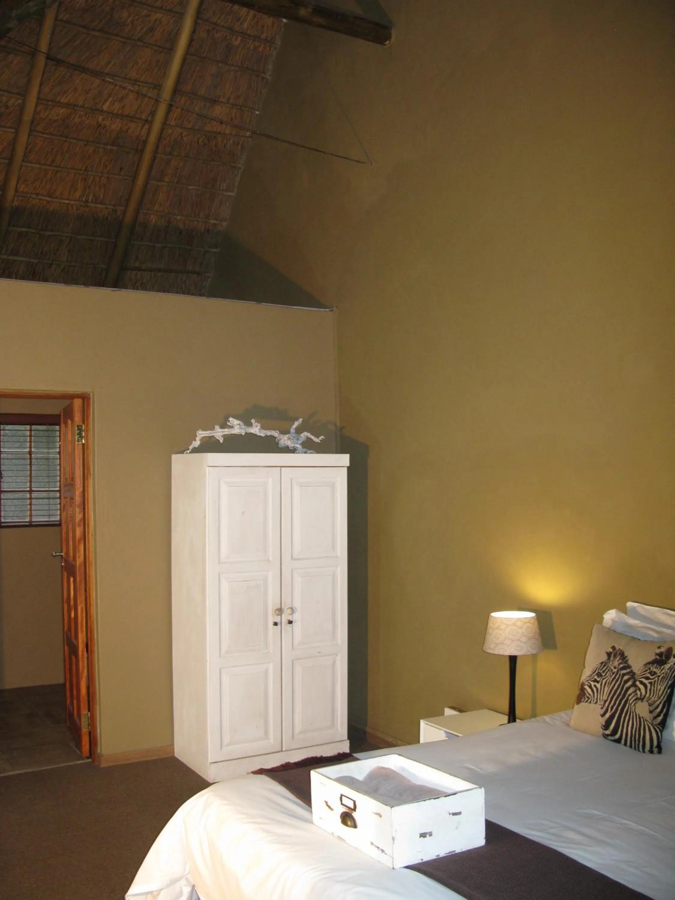 Bedroom, Bed in Aero Airport Lodge
