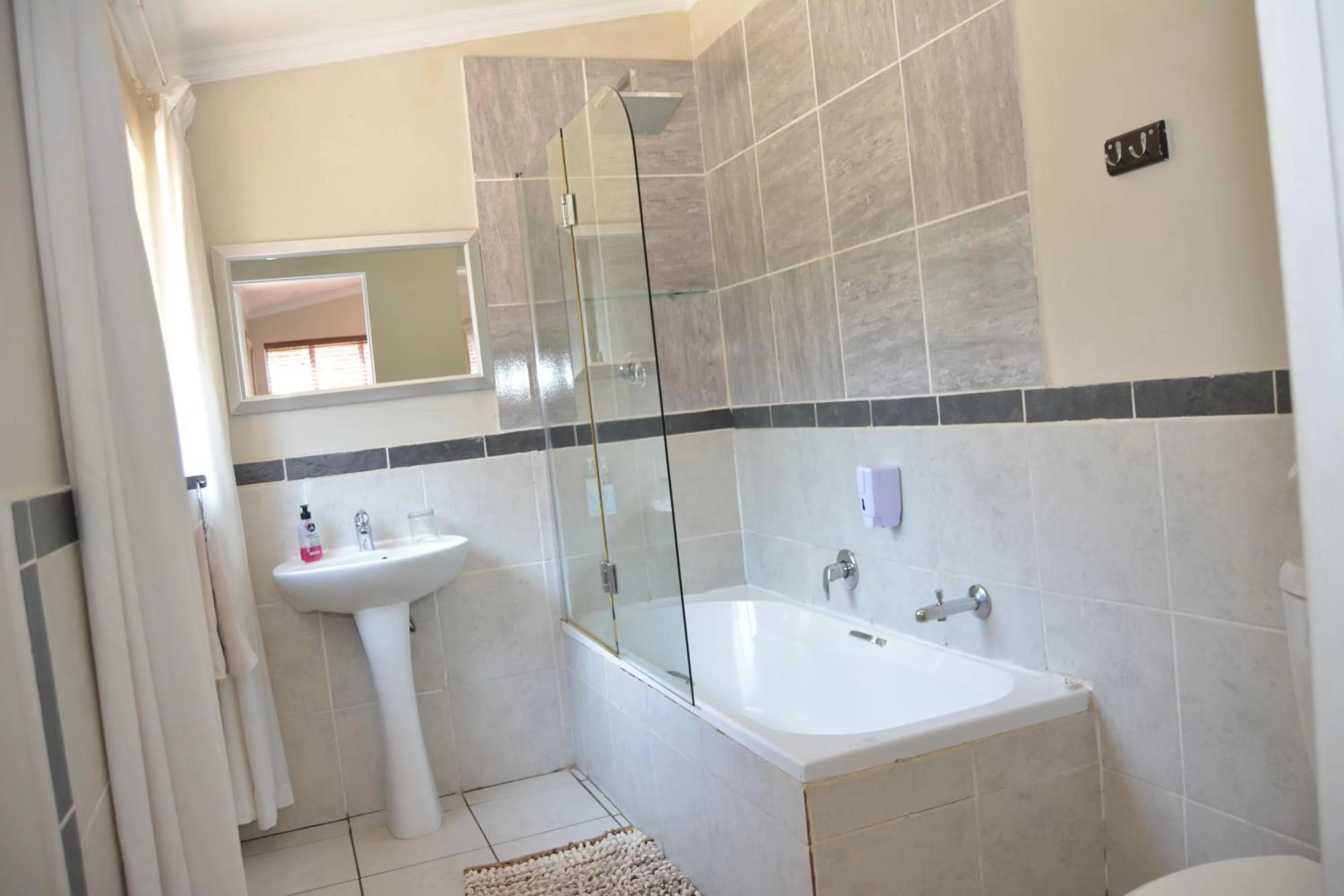 Bathroom in Aero Airport Lodge