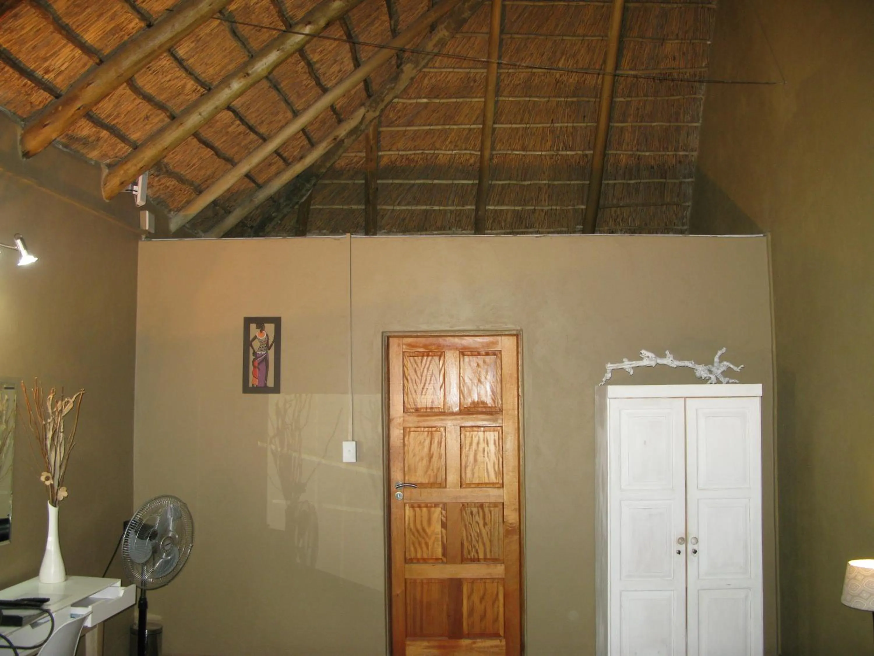 wardrobe in Aero Airport Lodge