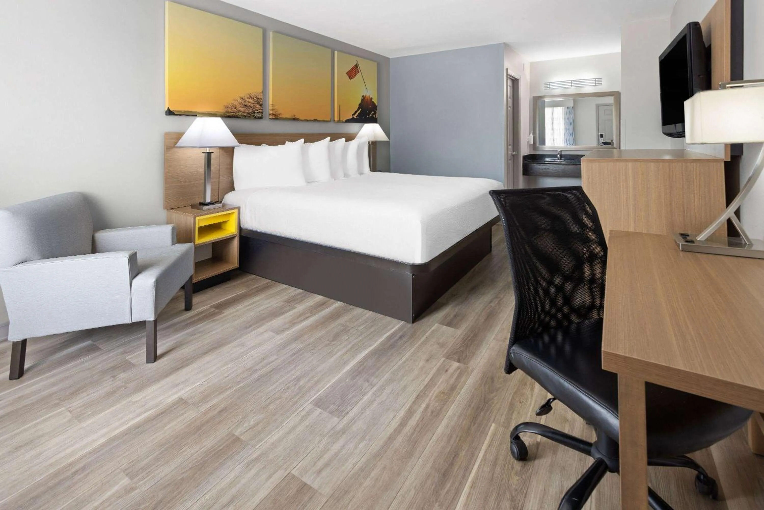 Photo of the whole room, Bed in Days Inn by Wyndham Americus