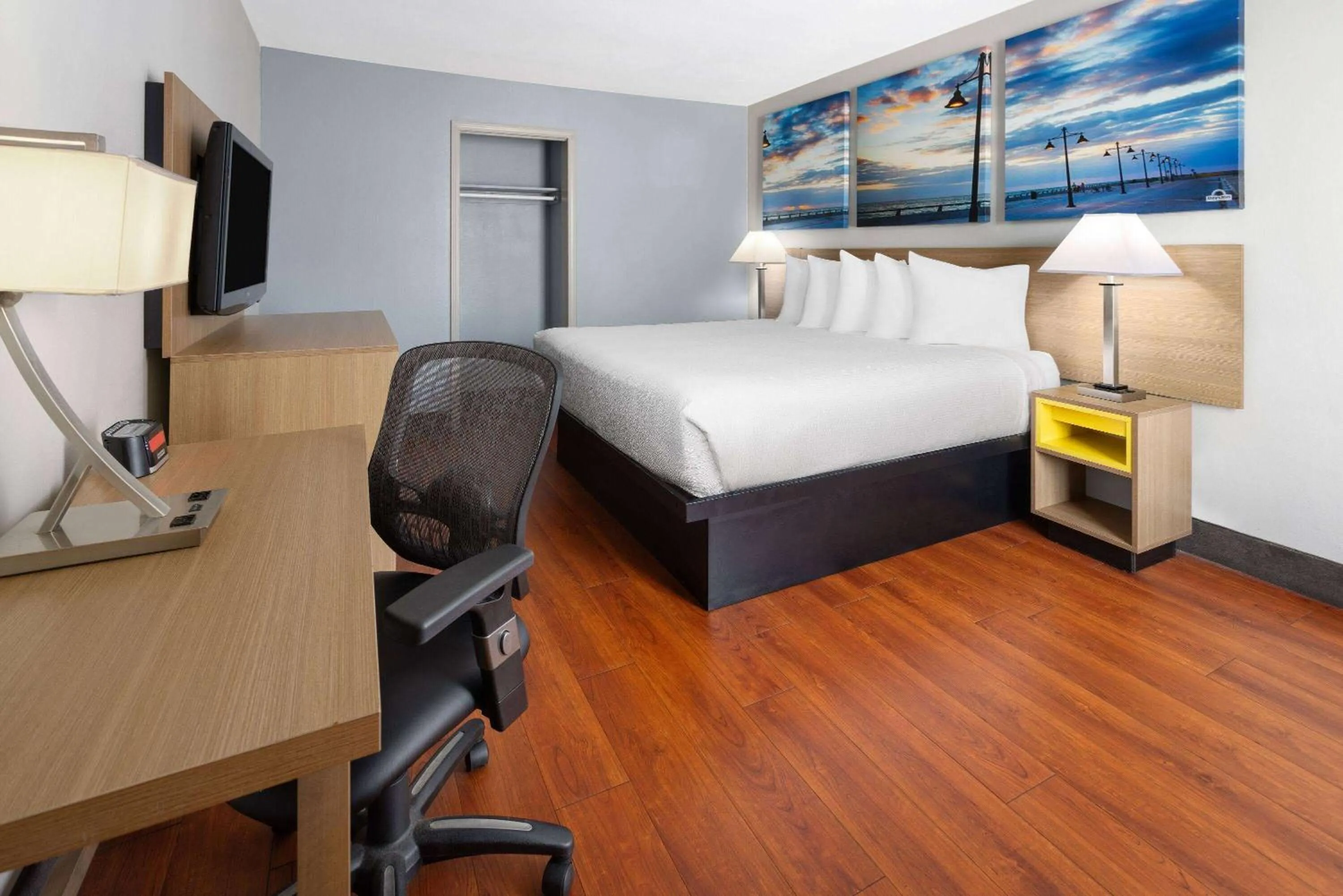 Photo of the whole room, Bed in Days Inn by Wyndham Americus