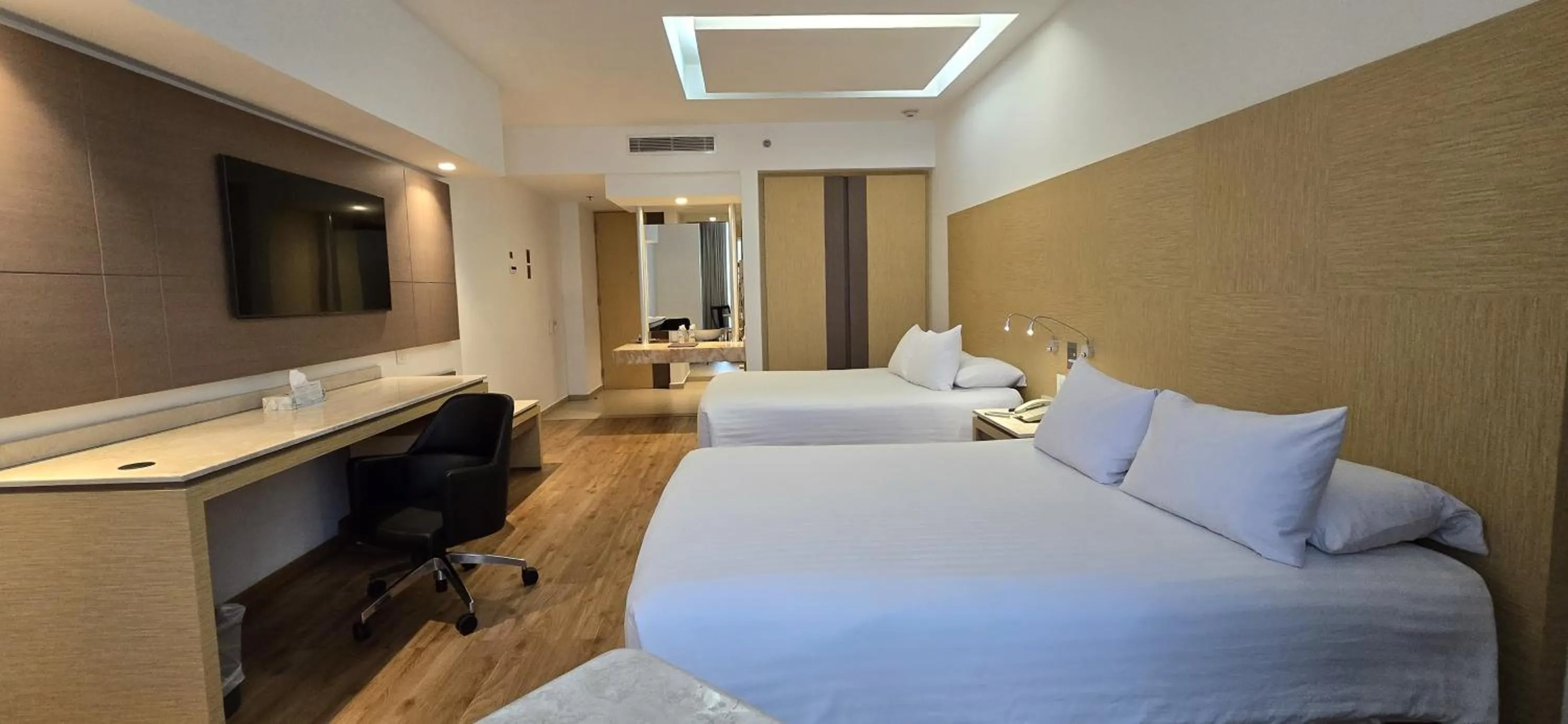 Photo of the whole room, Bed in Ramada by Wyndham Mexico City Santa Fe