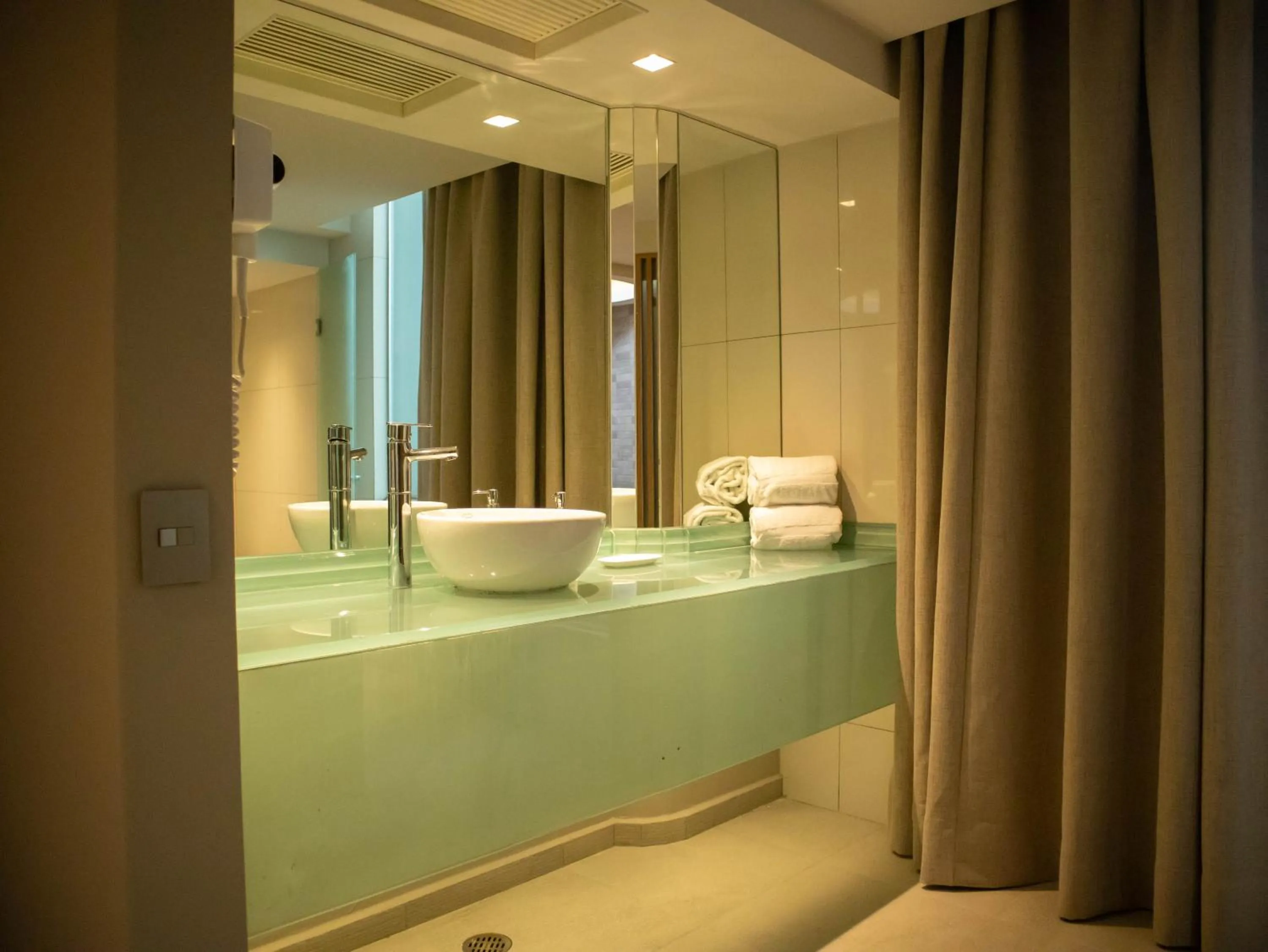 hair dryier in Ramada by Wyndham Mexico City Santa Fe