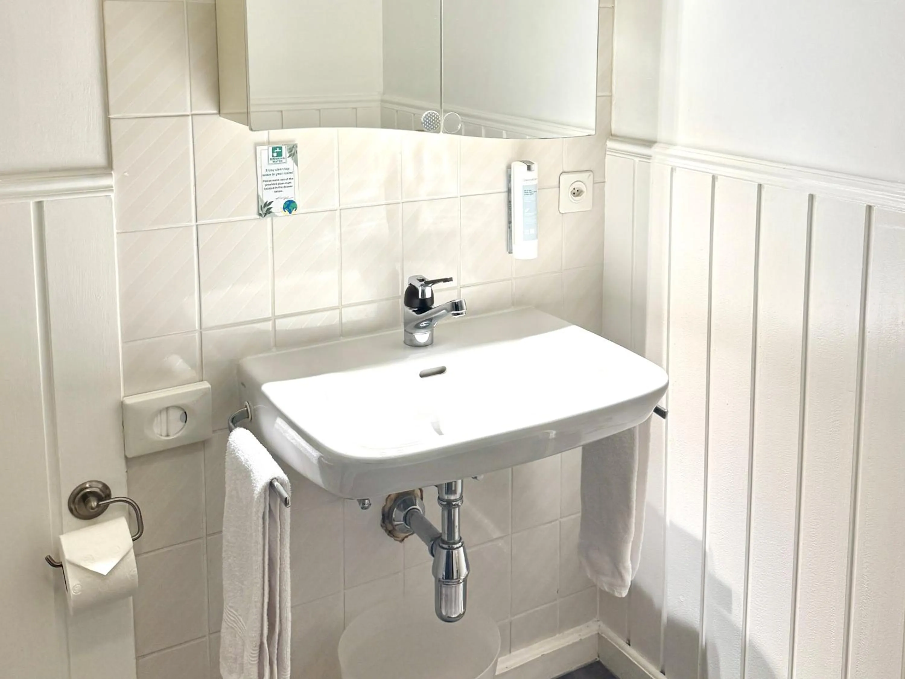 Bathroom in Hotel Les Arcades