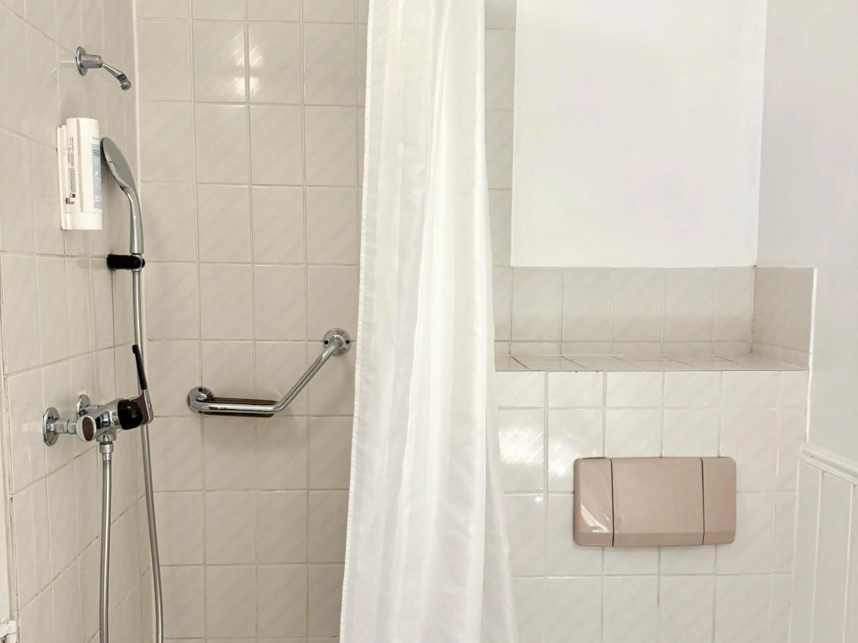 Bathroom in Hotel Les Arcades