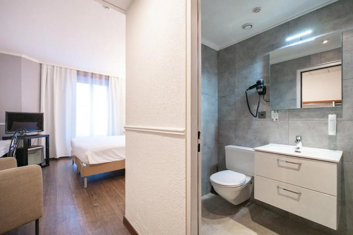 Photo of the whole room, Bed in Hotel Les Arcades