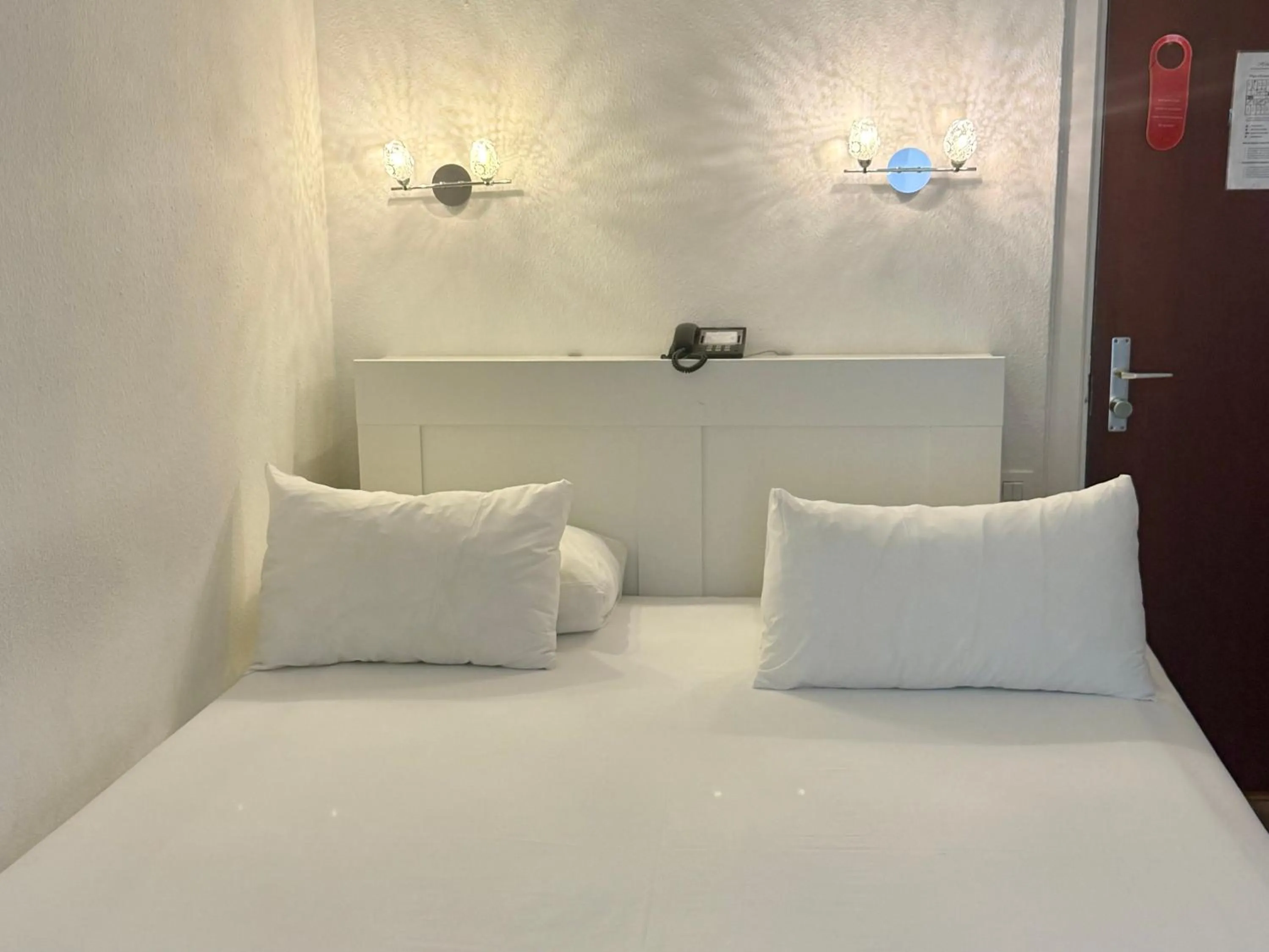 Bed in Hotel Les Arcades