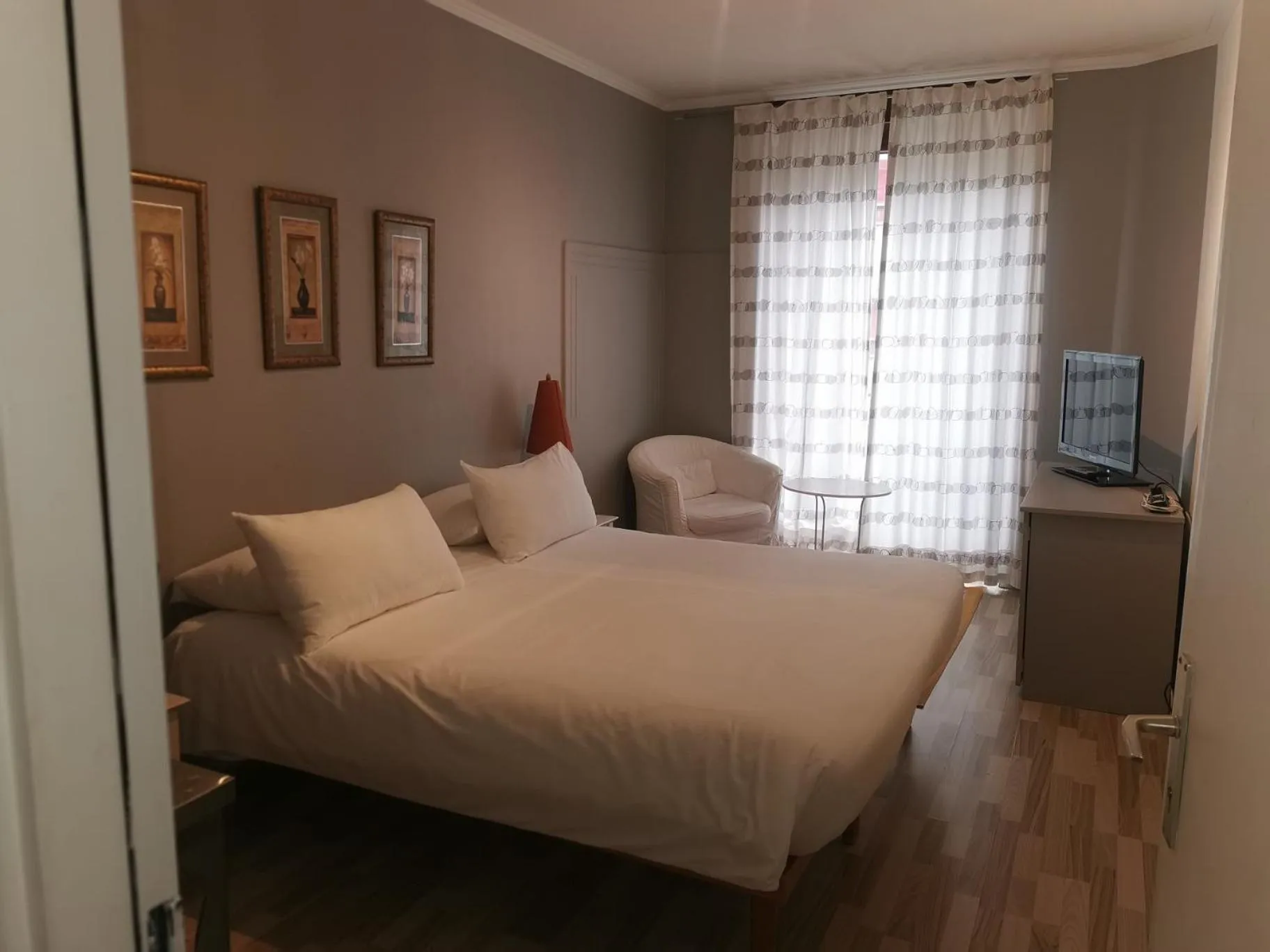 Bed in Hotel Les Arcades