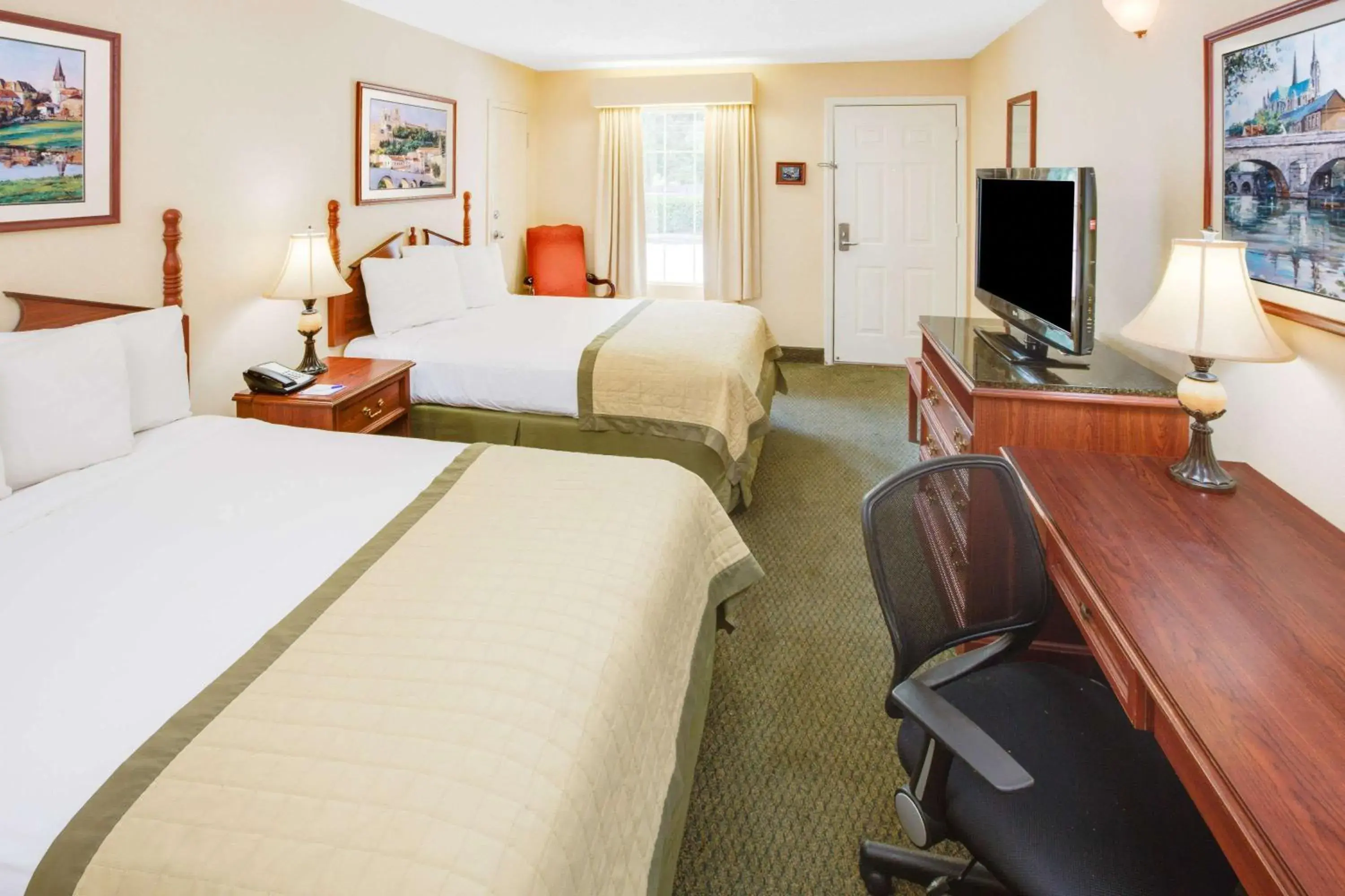 Photo of the whole room, Bed in Baymont by Wyndham Ozark Photo of the whole room, Bed in Baymont by Wyndham Ozark