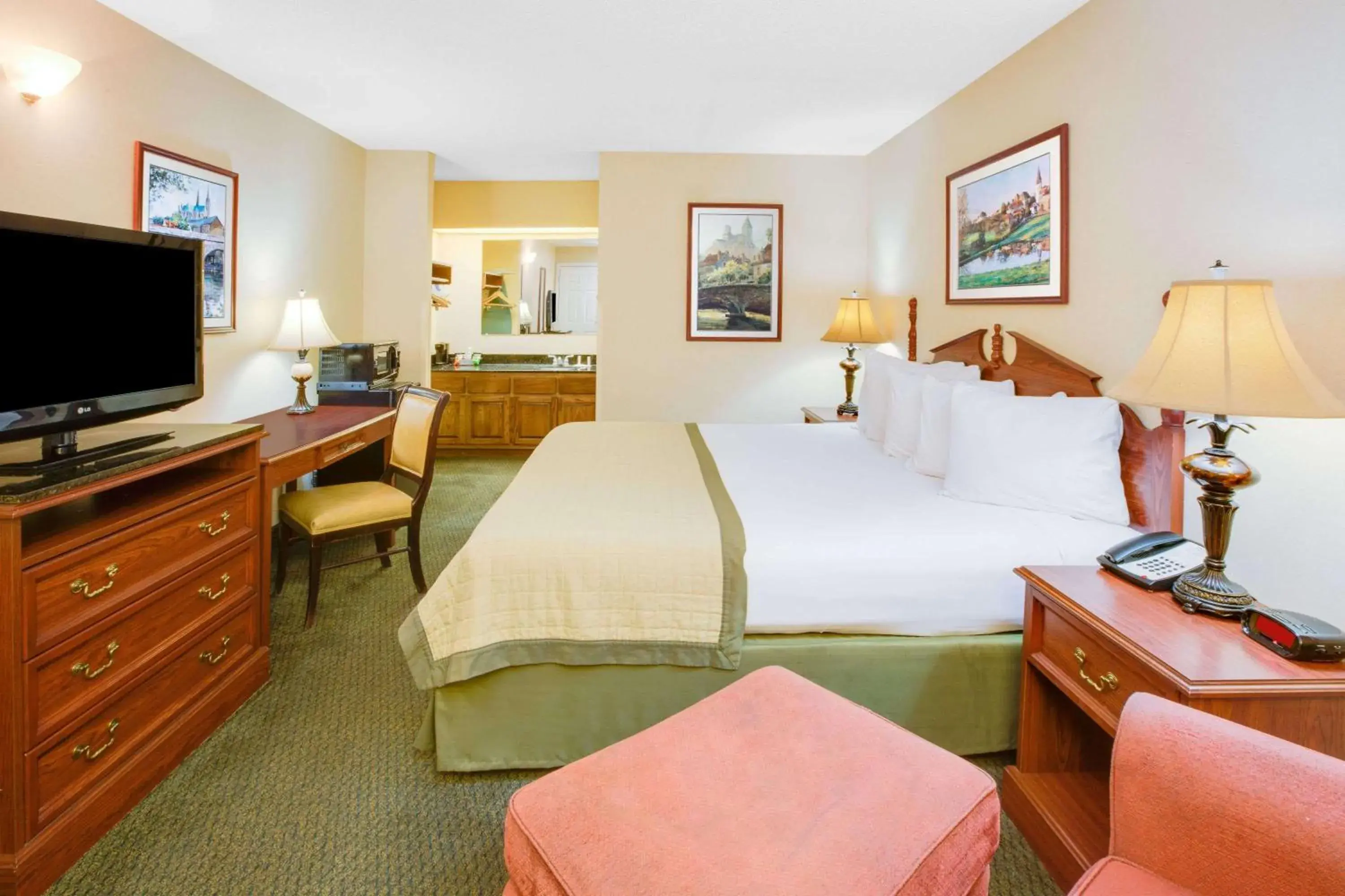 Photo of the whole room, Bed in Baymont by Wyndham Ozark Photo of the whole room, Bed in Baymont by Wyndham Ozark