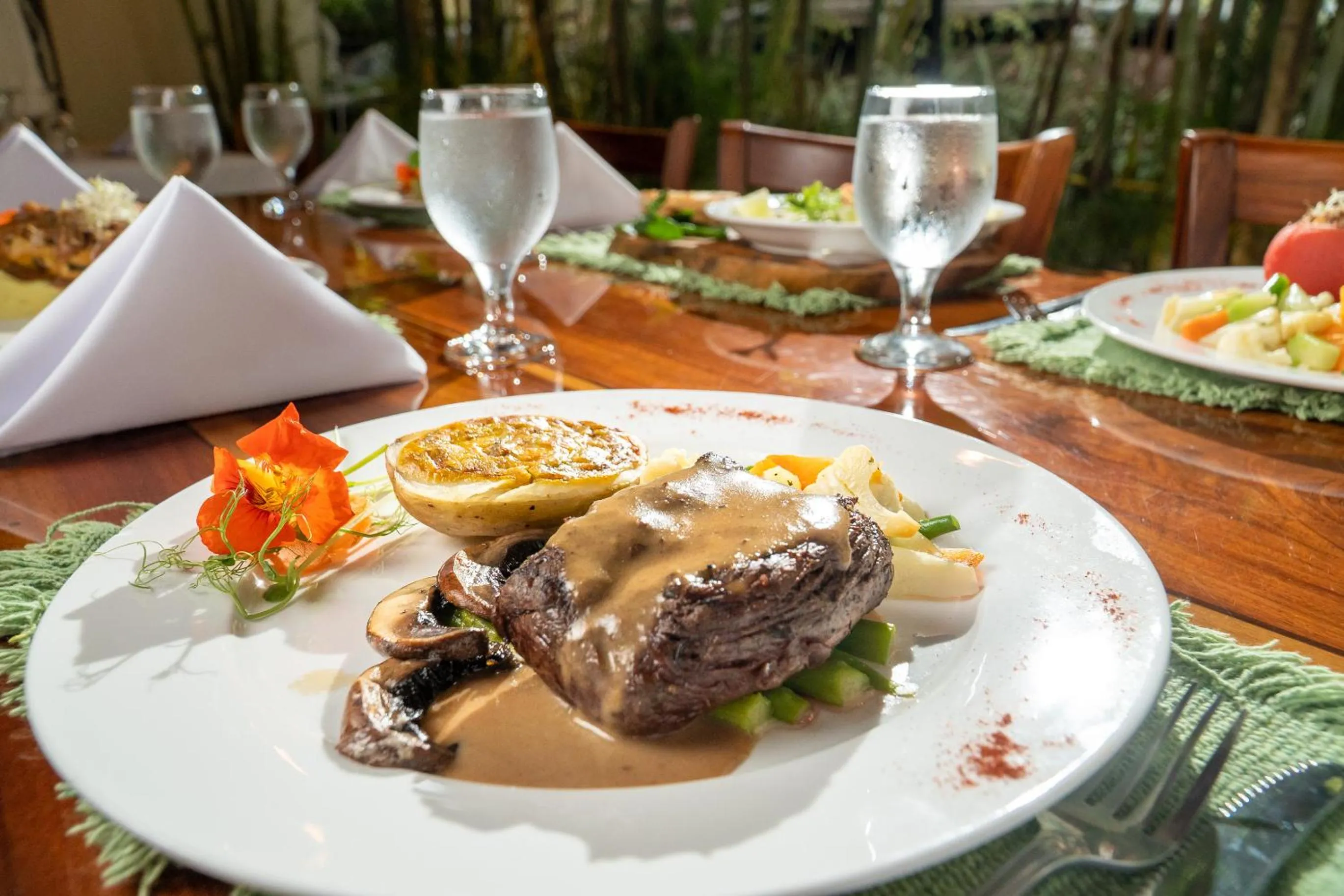 Restaurant/places to eat in Hotel Playa Espadilla & Gardens