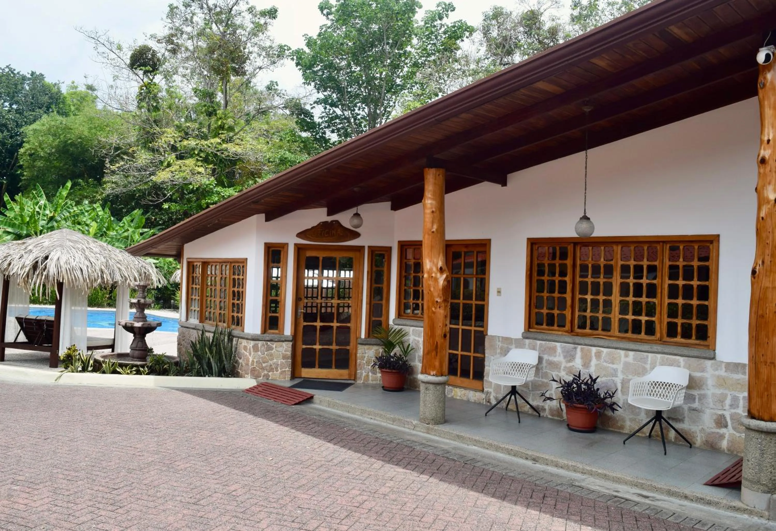 Property building in Hotel Playa Espadilla & Gardens