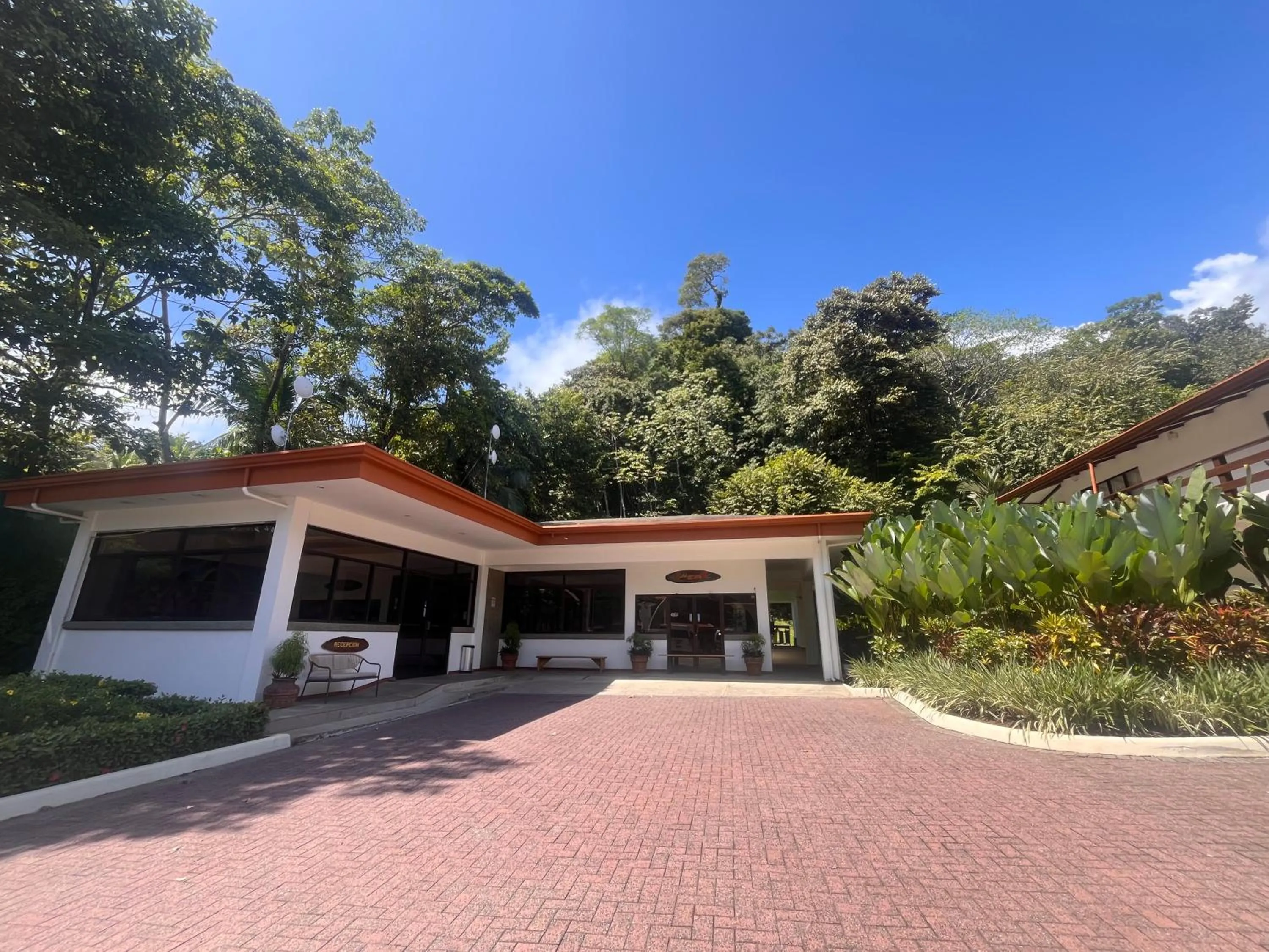 Property building in Hotel Playa Espadilla & Gardens