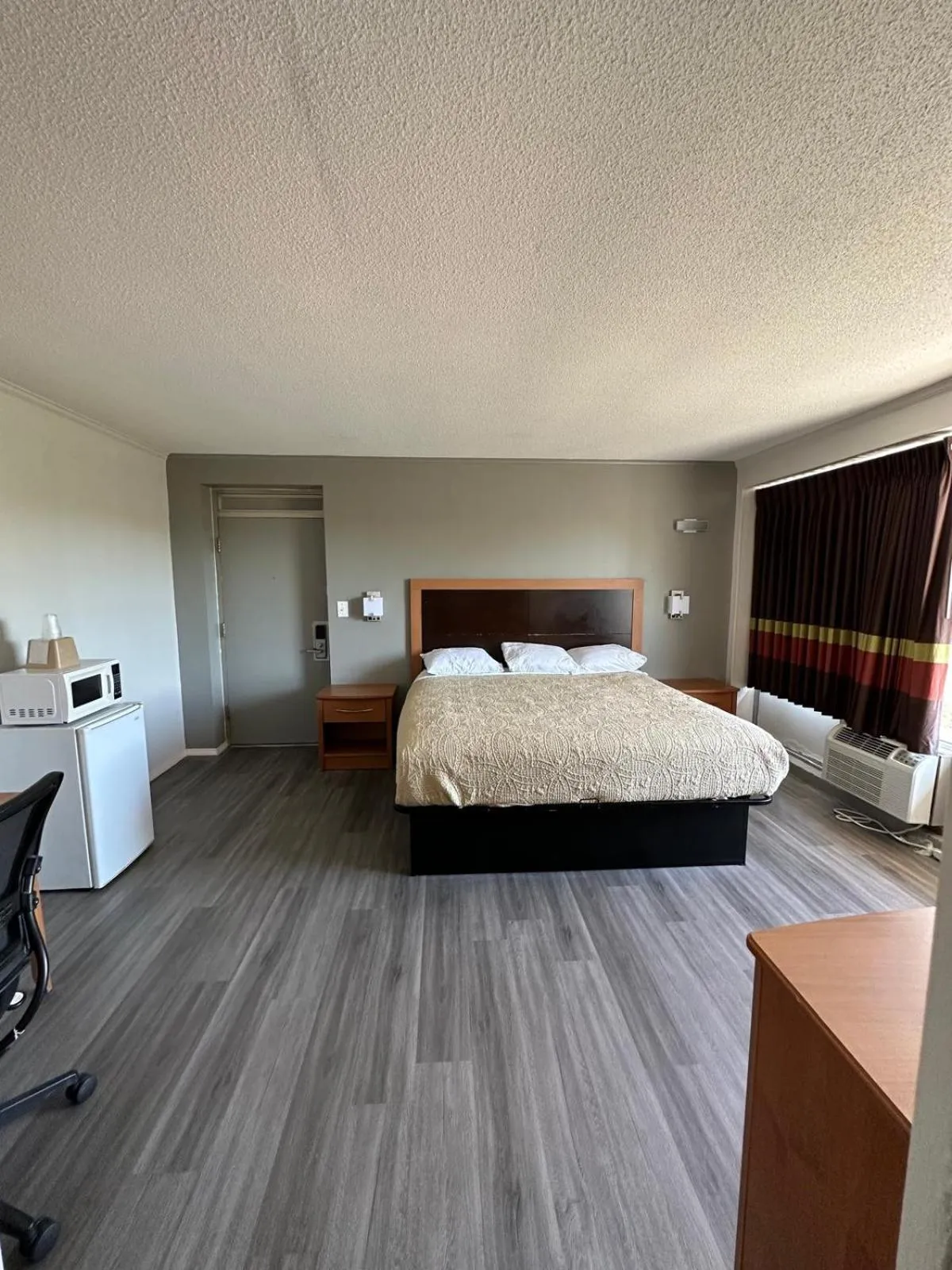 Bed in Budgetel Inn & Suites