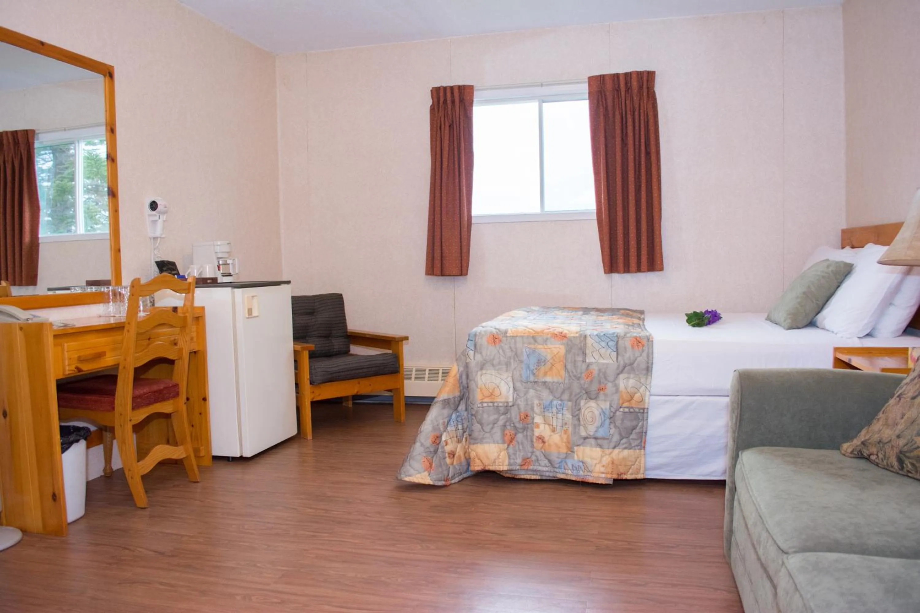 Photo of the whole room, Bed in Mayflower Inn